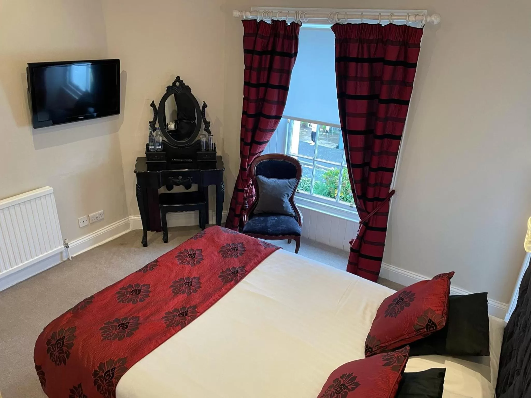 Bed in The Original Rosslyn Inn