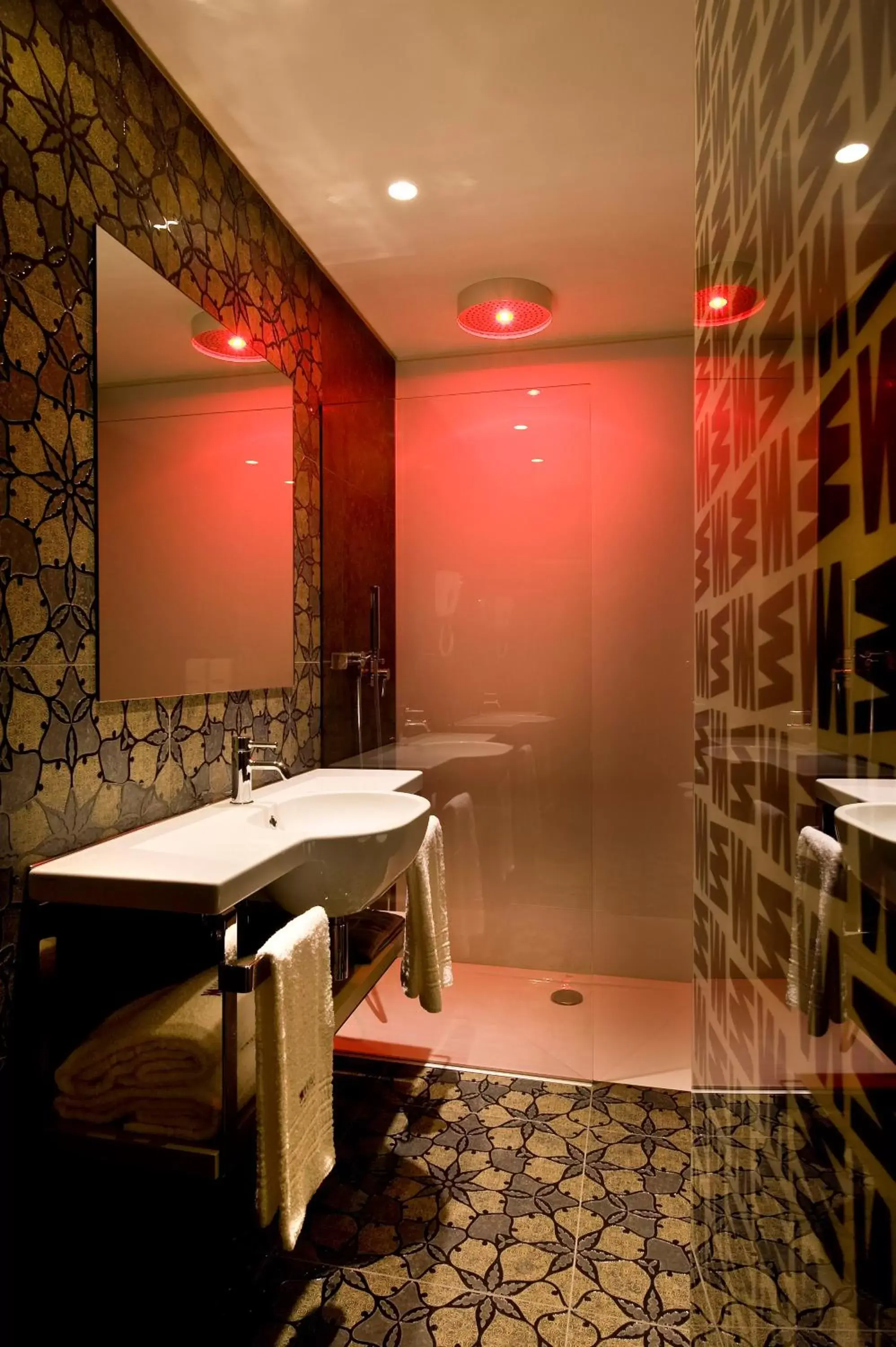 Shower, Bathroom in Viola Mhotel