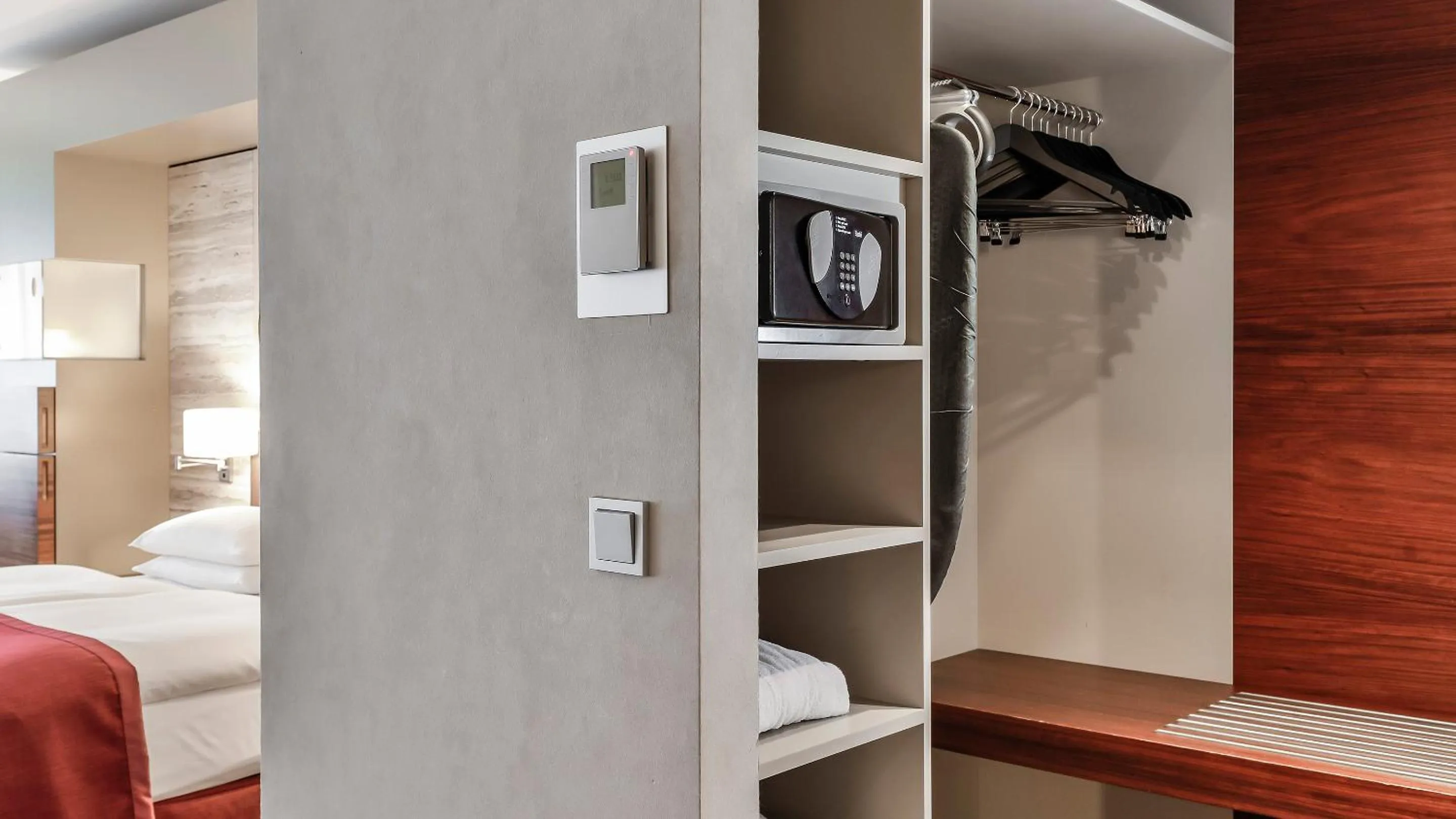 Living room, Bed in Dorint Hotel am Heumarkt Köln