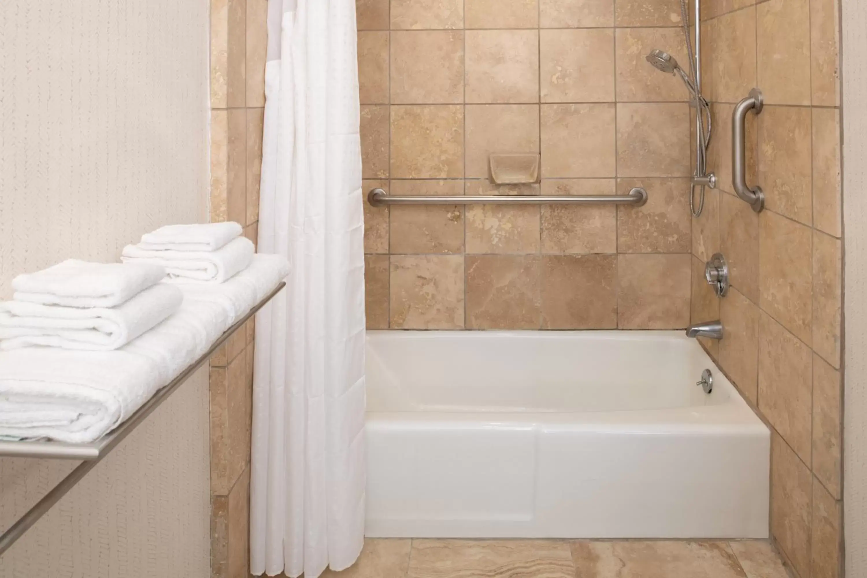 Queen Room with Two Queen Beds and Mobility Accessible Tub - Non-Smoking in Holiday Inn Portland - Columbia Riverfront by IHG Queen Room with Two Queen Beds and Mobility Accessible Tub - Non-Smoking in Holiday Inn Portland - Columbia Riverfront by IHG