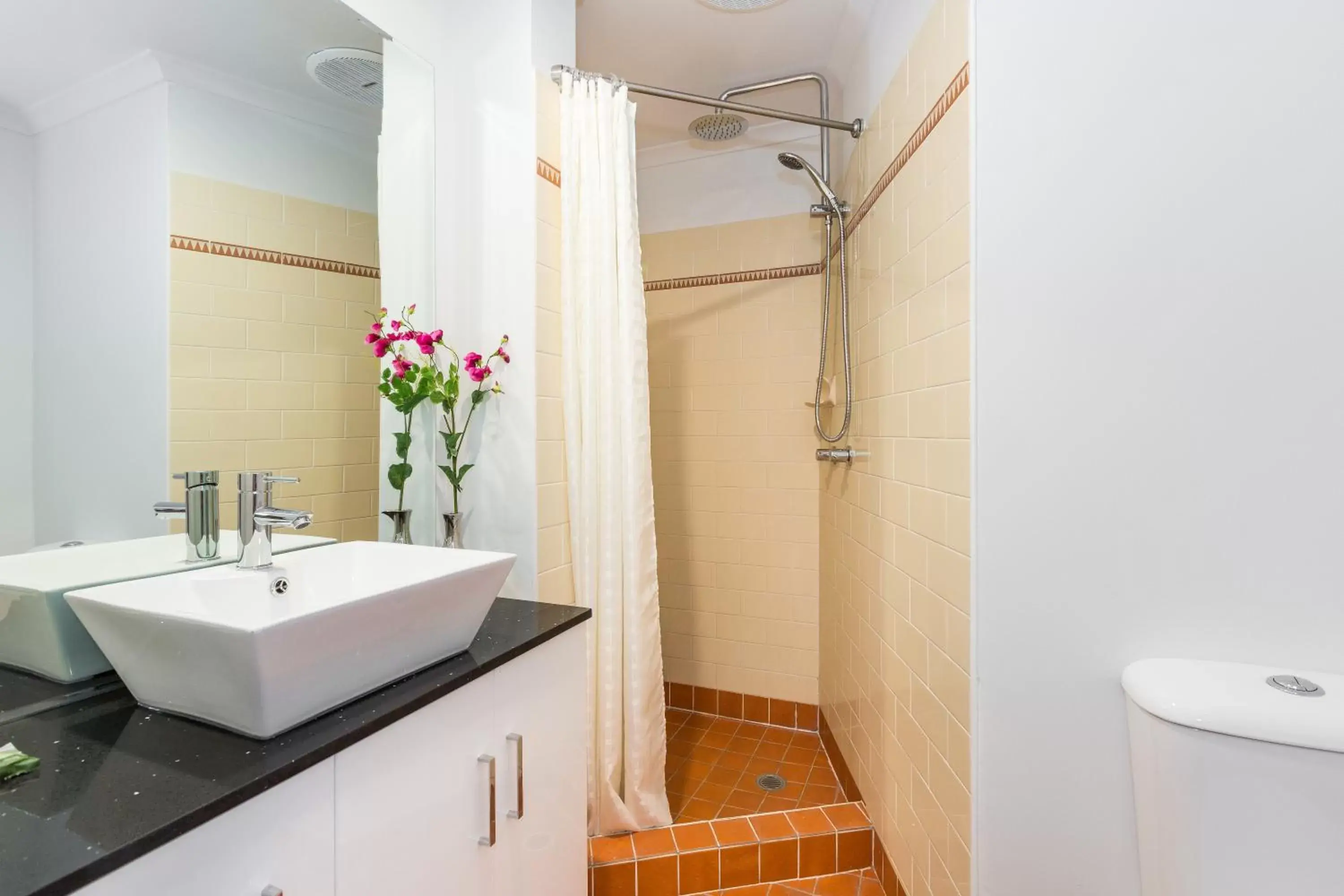 Bathroom in Cumquat House