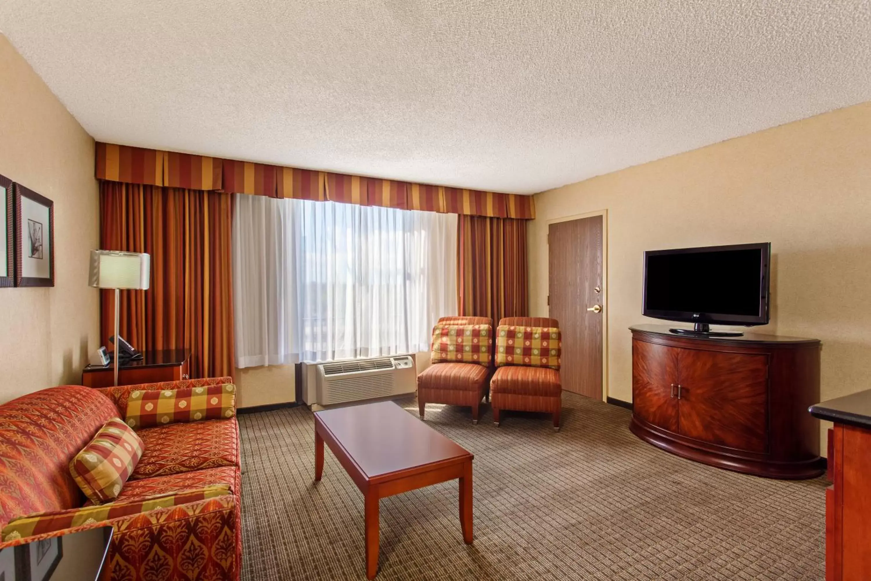 Photo of the whole room, Seating Area in Holiday Inn Sacramento Downtown-Arena, an IHG Hotel