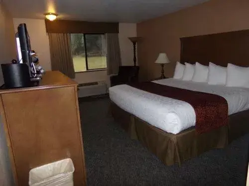 Bedroom, Bed in Cowlitz River Lodge