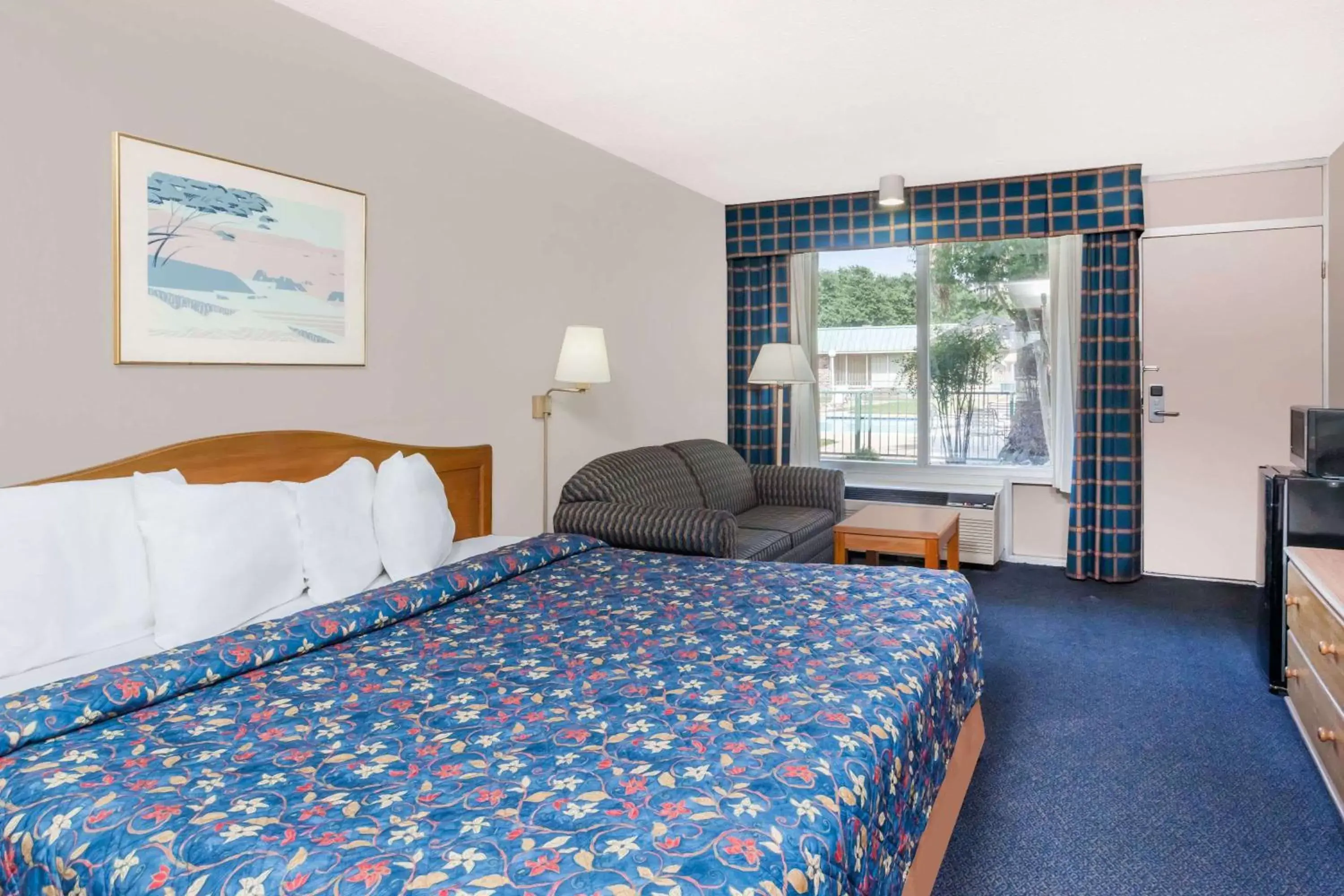 Photo of the whole room, Bed in Days Inn by Wyndham Seguin TX