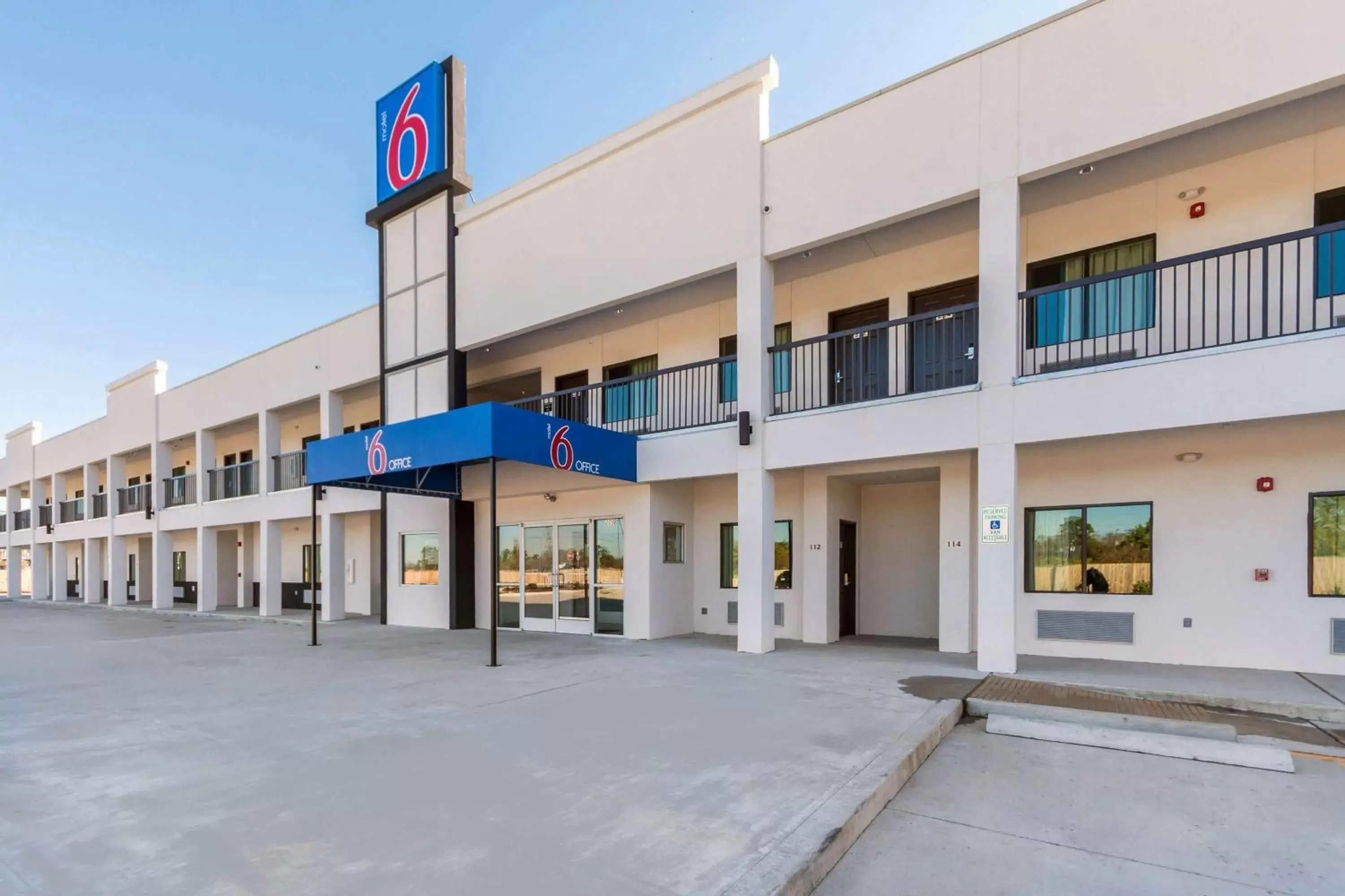 Property Building in Motel 6-Channelview, TX