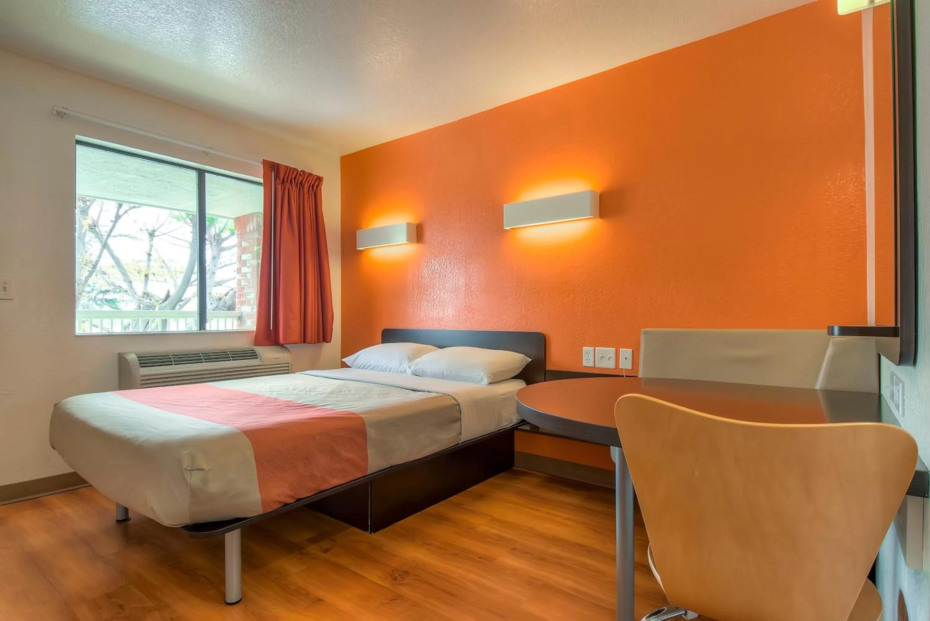 Bed in Motel 6-Arcadia, CA - Los Angeles - Pasadena Area