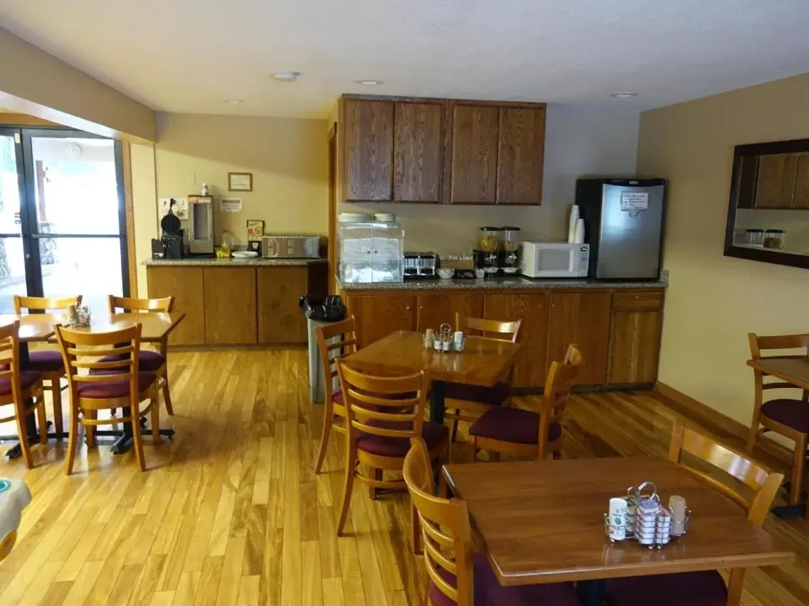 Dining Area in Seasons Motel