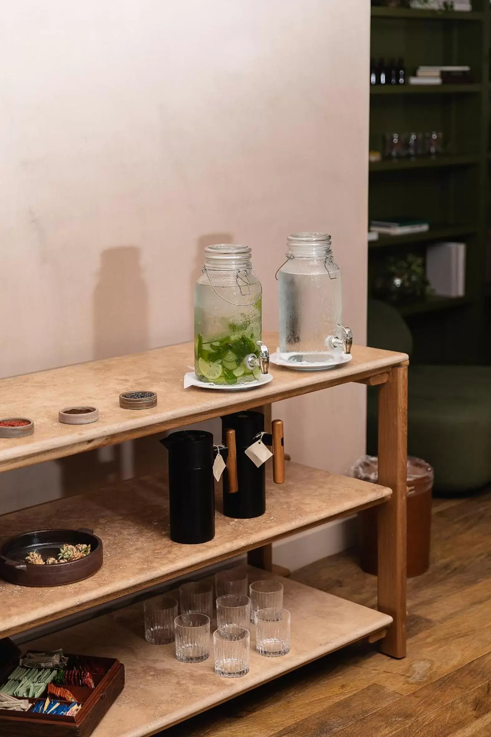 Seating area, Kitchen/Kitchenette in The Charlee Hotel