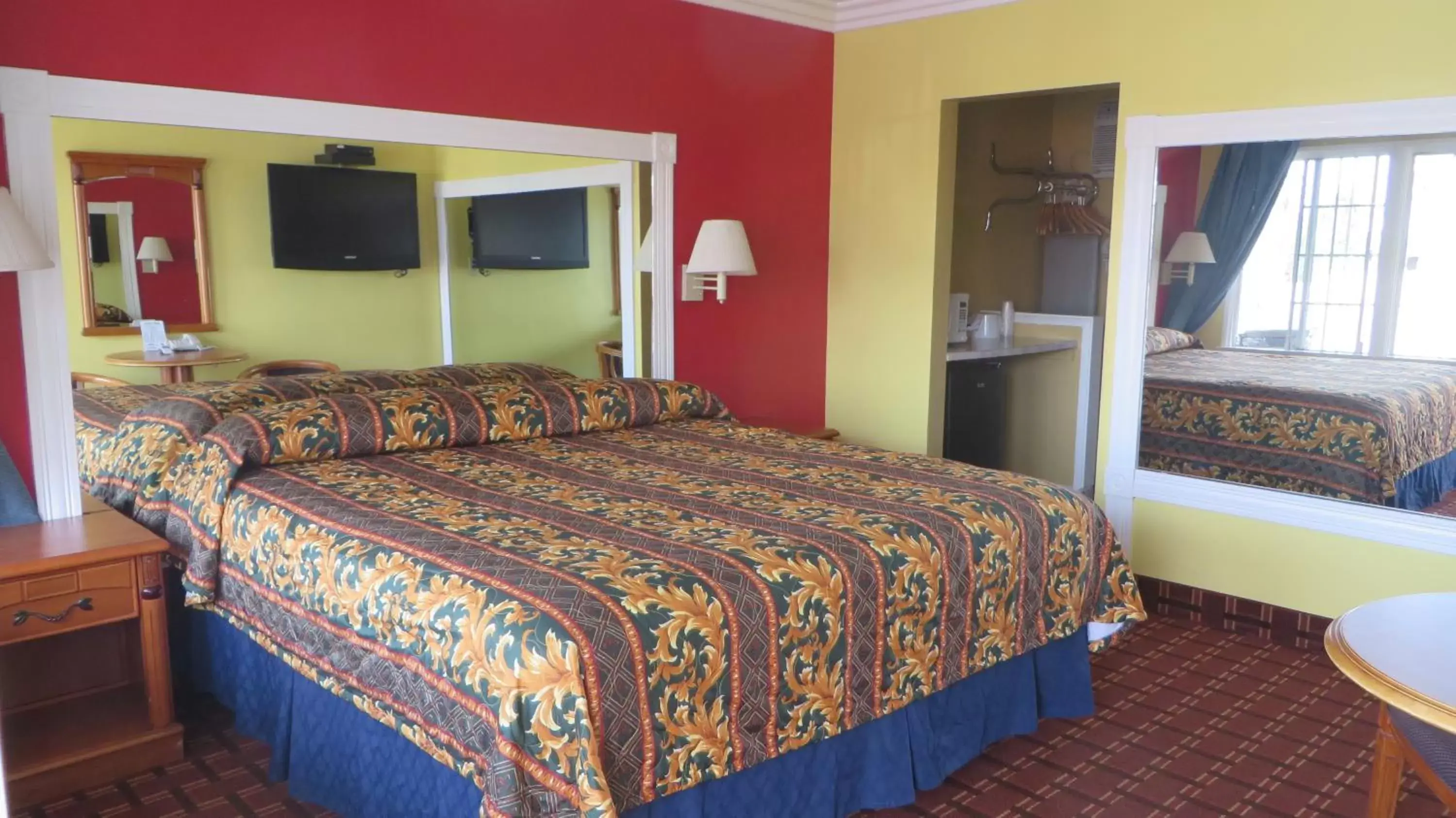 Photo of the whole room, Bed in Friendship Motor Inn