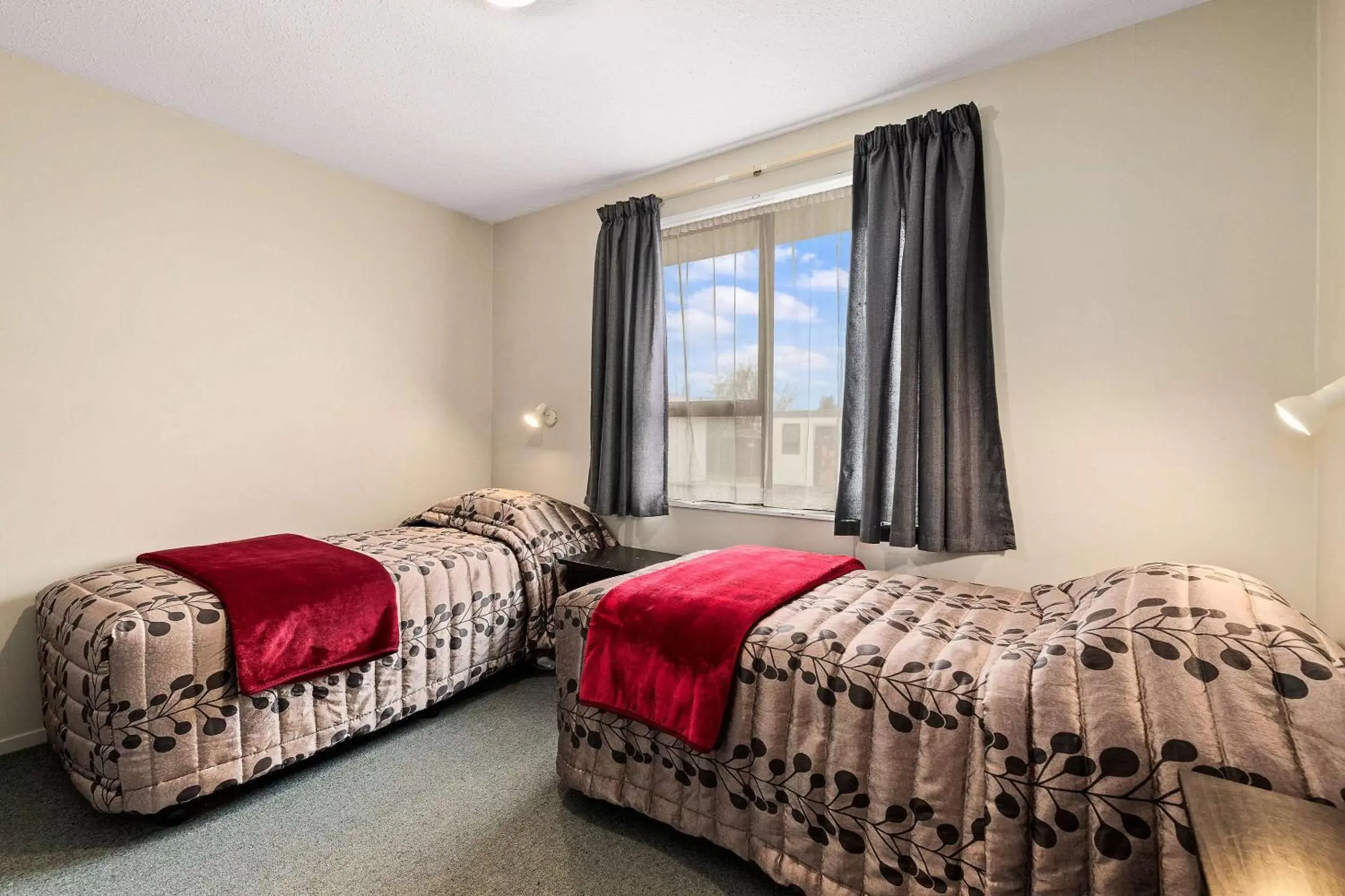 Photo of the whole room, Bed in Econo Lodge Canterbury Court Motel