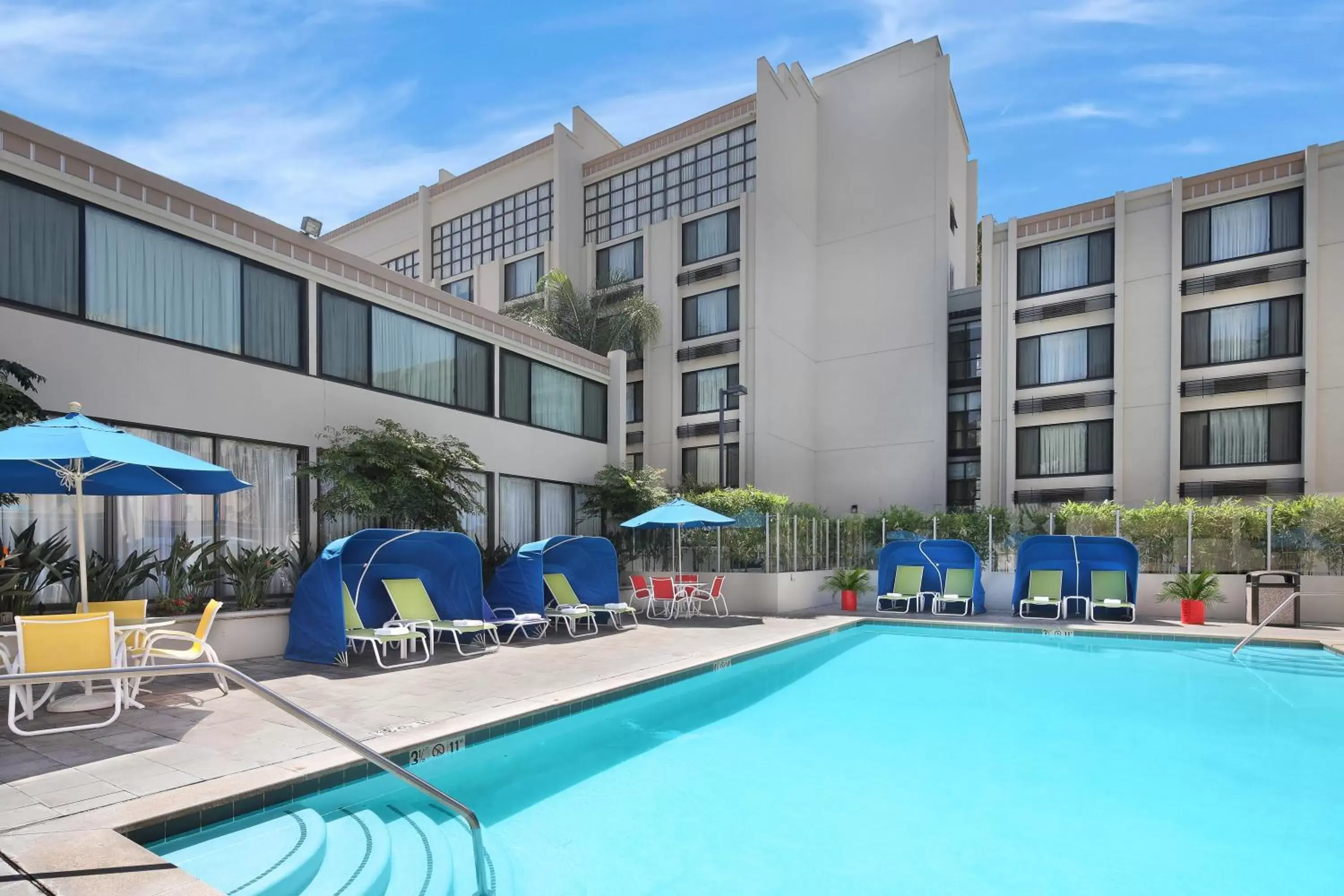 Swimming pool, Property Building in Holiday Inn Hotel & Suites Anaheim, an IHG Hotel