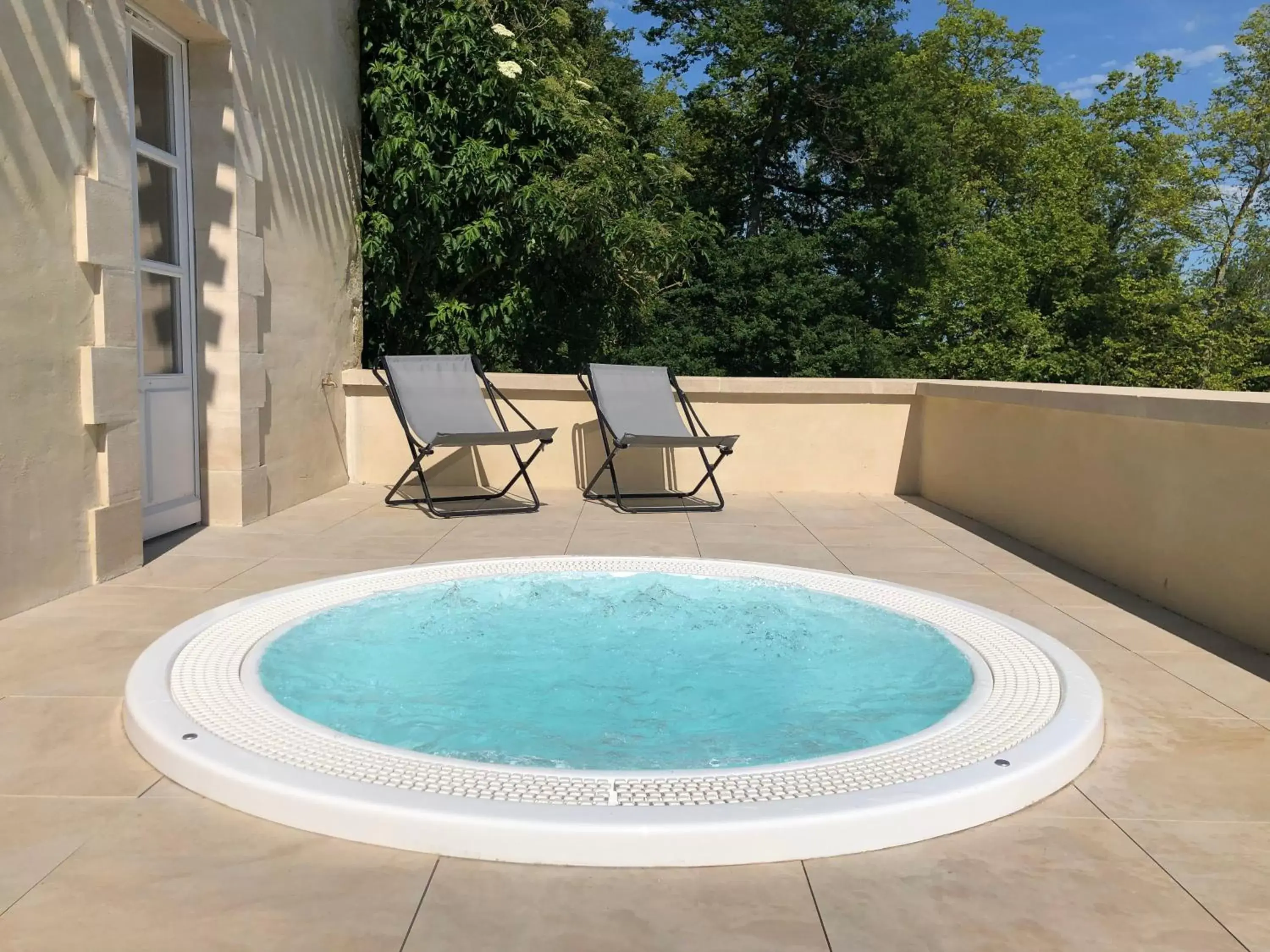 Hot Tub, Swimming Pool in Le Monastère de Saint Mont Hôtel & Spa