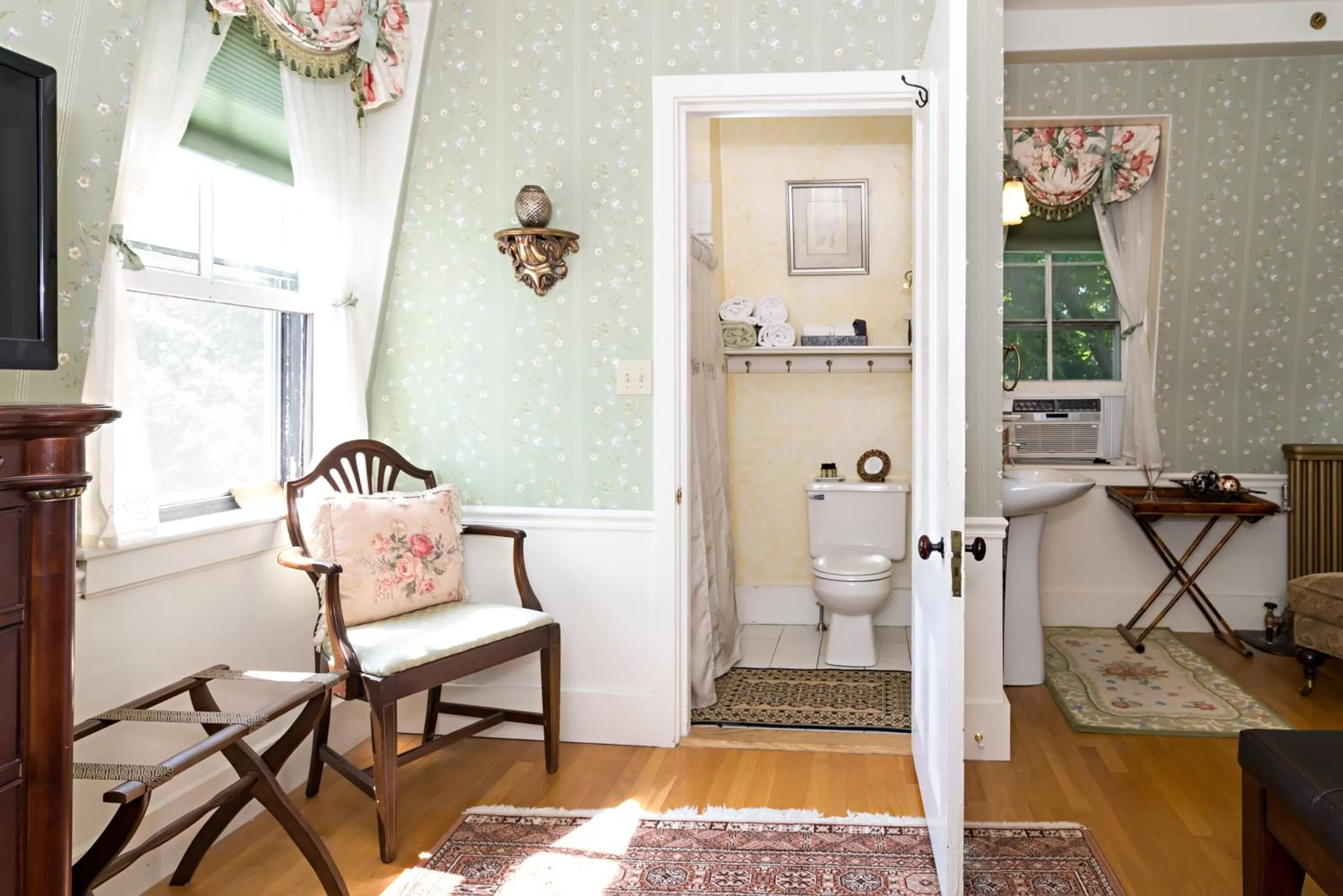 Photo of the whole room in Silver Fountain Inn