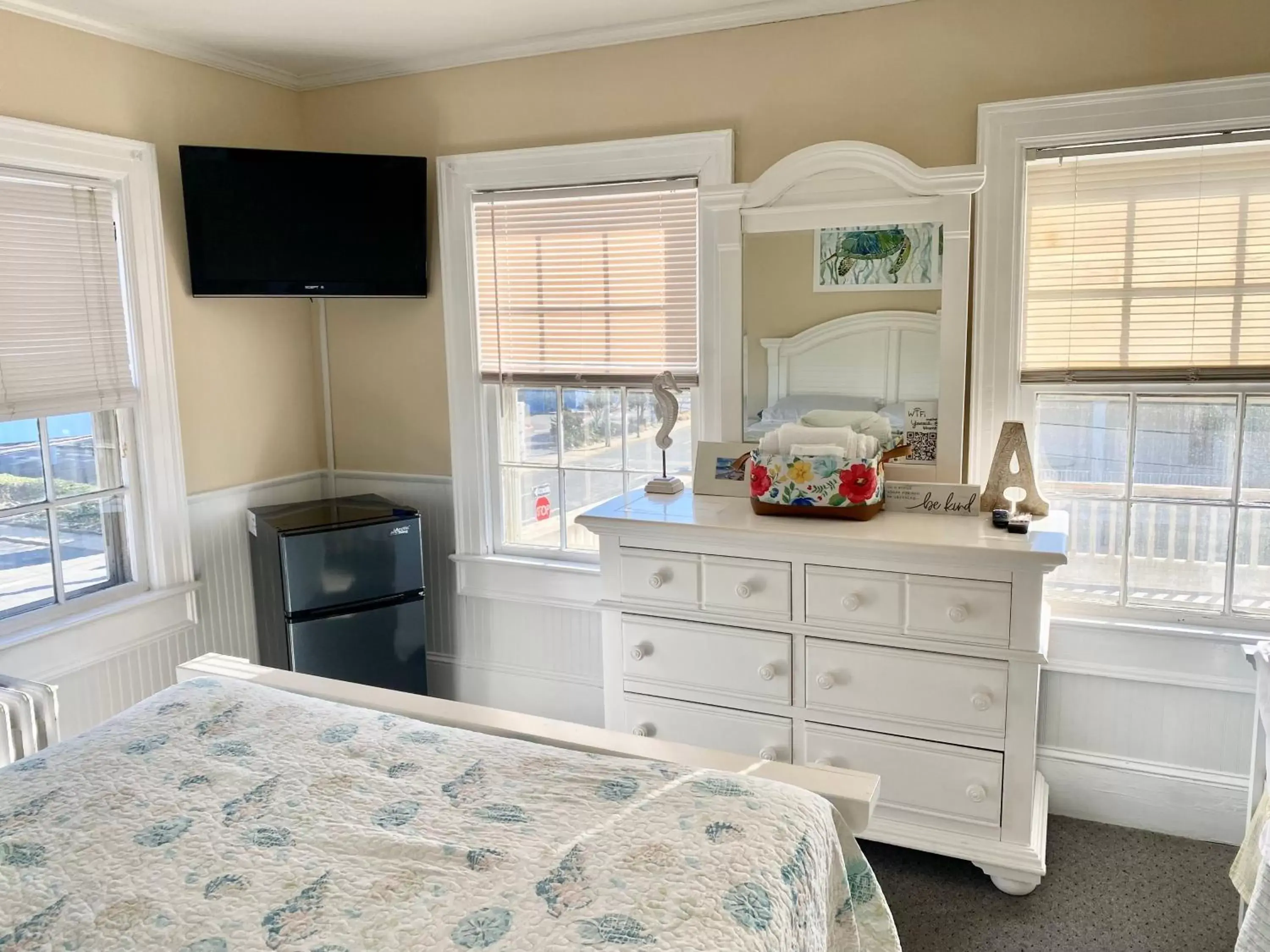 wardrobe, Bed in Atlantic House Bed & Breakfast