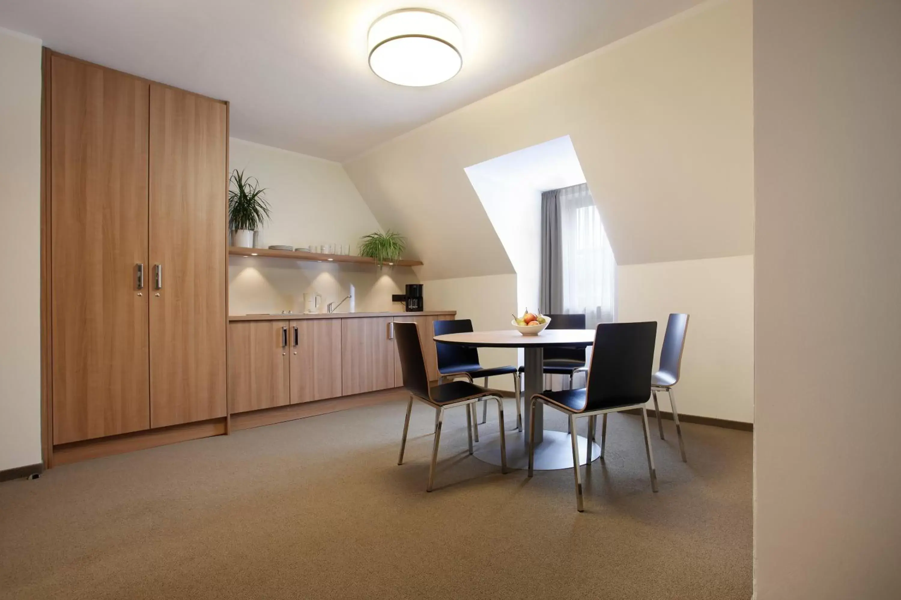 Kitchen or kitchenette, Dining Area in Hotel am Jakobsmarkt