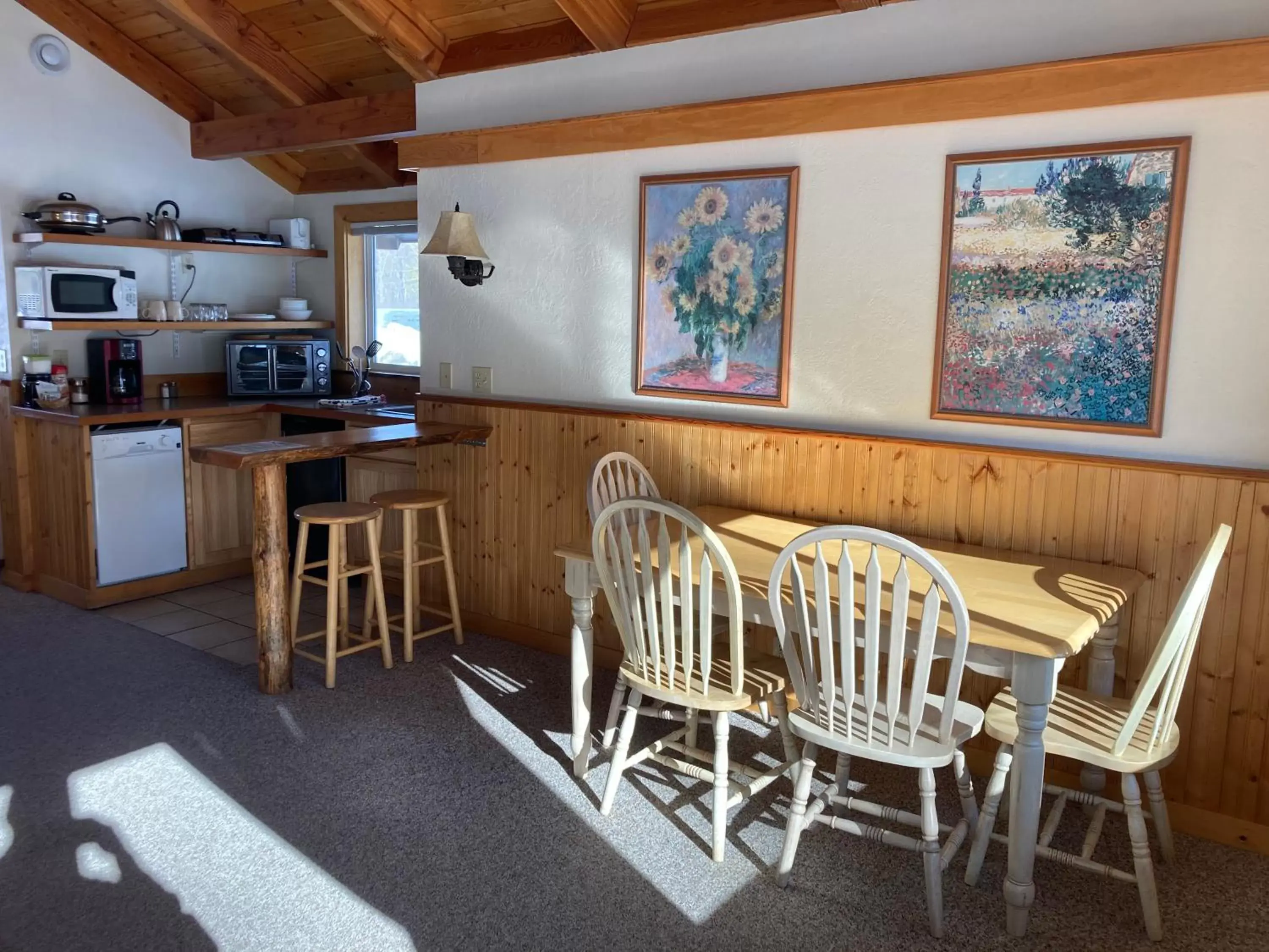 Kitchen or kitchenette, Restaurant/Places to Eat in River Run Inn