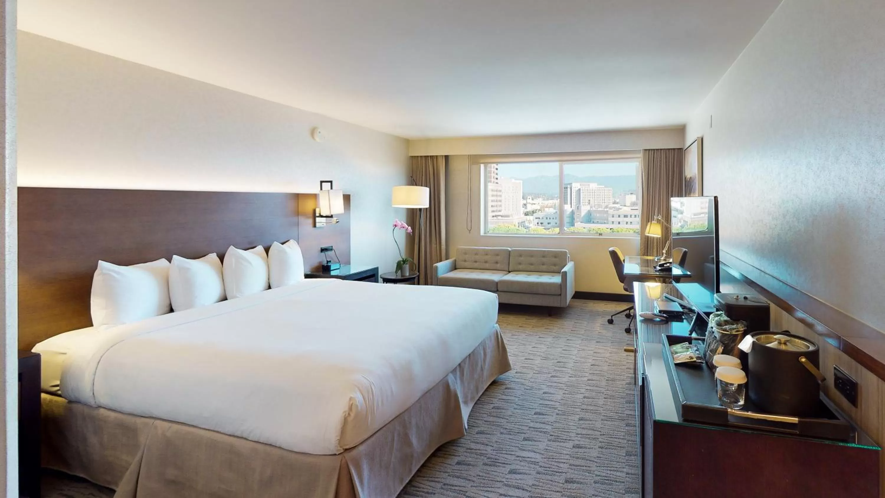 Bedroom, Bed in Miyako Hotel Los Angeles