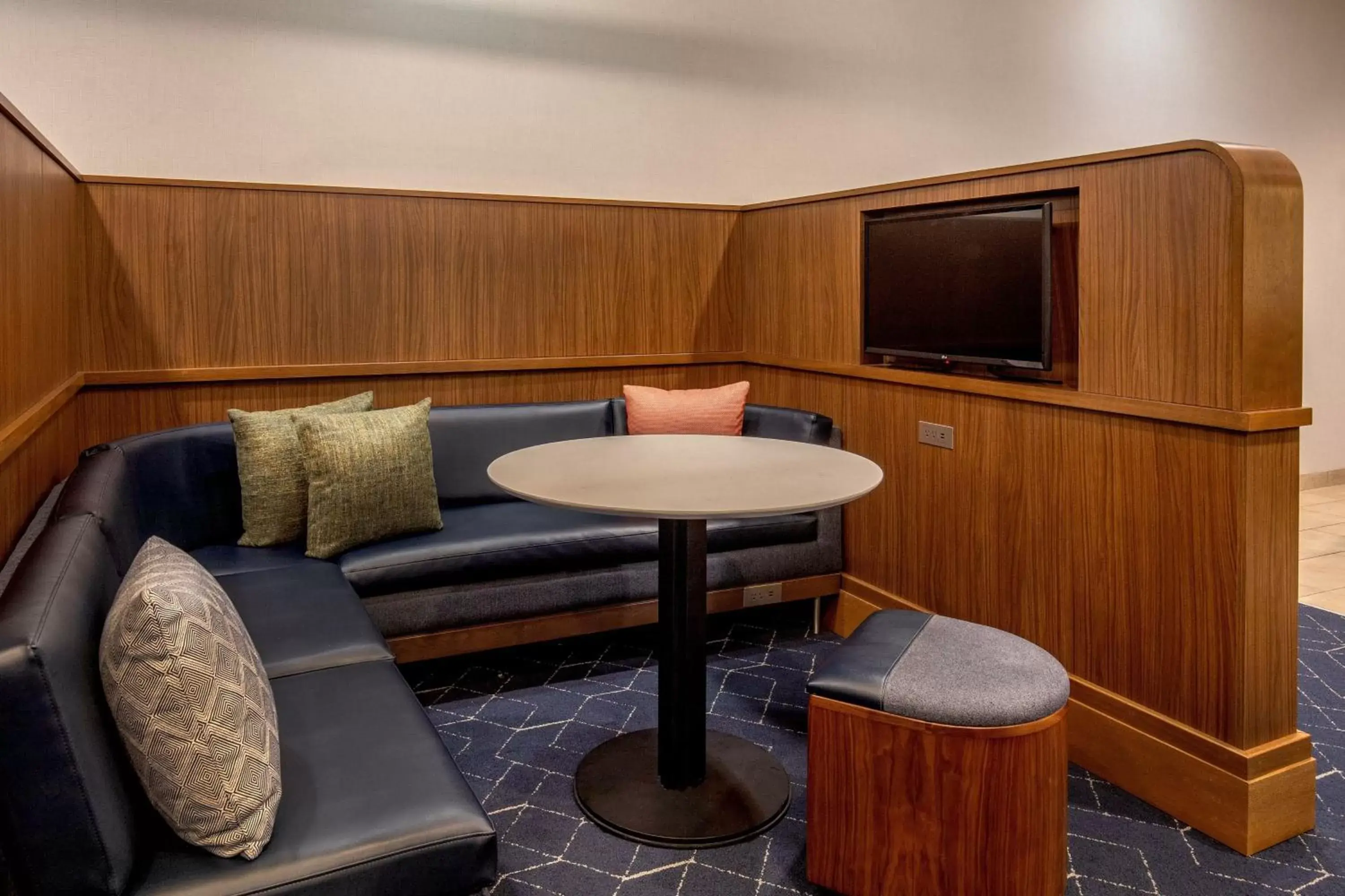Lobby or reception, Seating Area in Courtyard by Marriott Boston Billerica Bedford