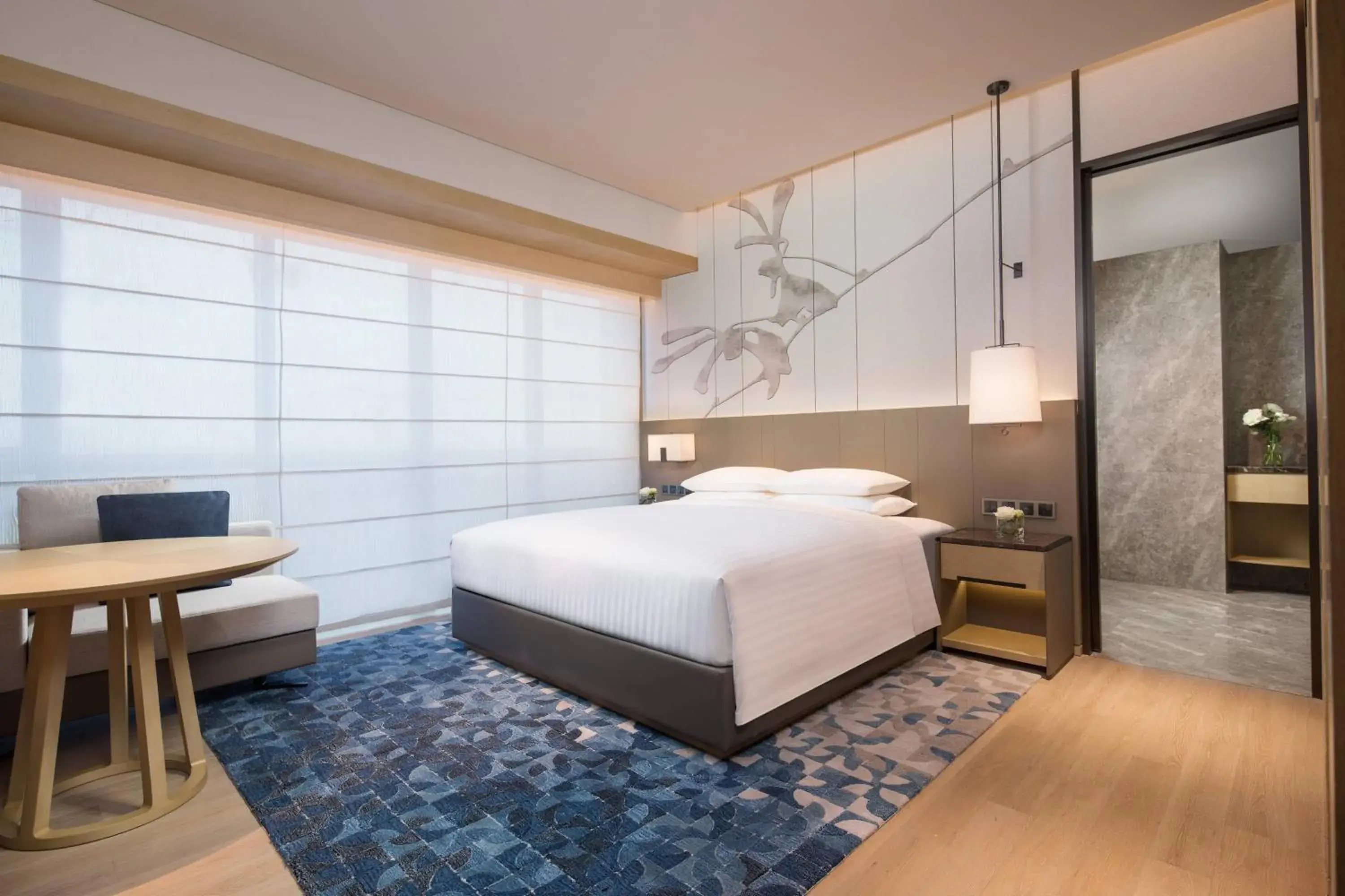 Photo of the whole room, Bed in Courtyard By Marriott Shanghai Hongqiao