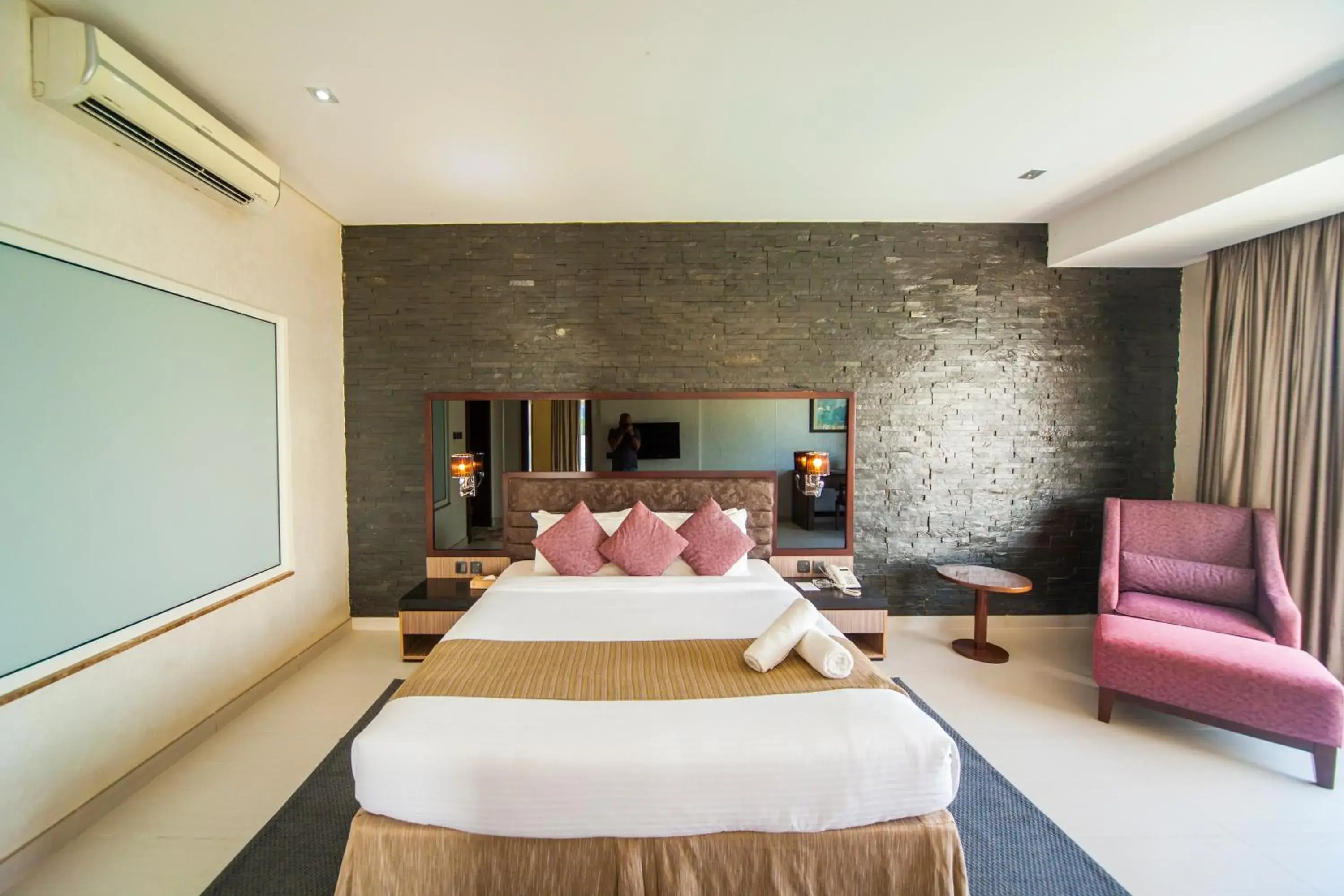 Bedroom, Bed in Pearl Beach Hotel
