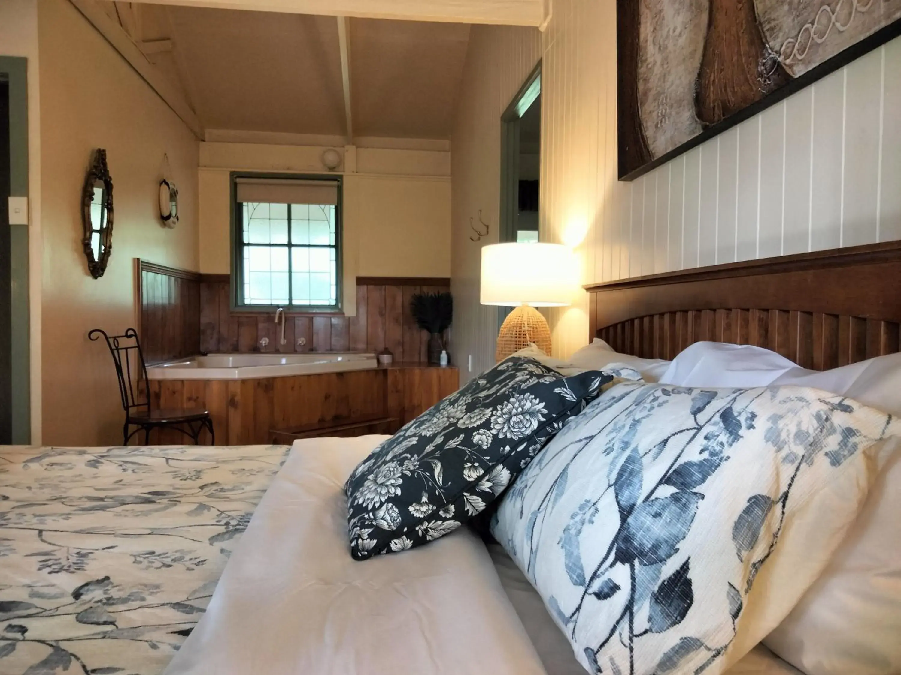 Bed in Kalimna Woods Cottages