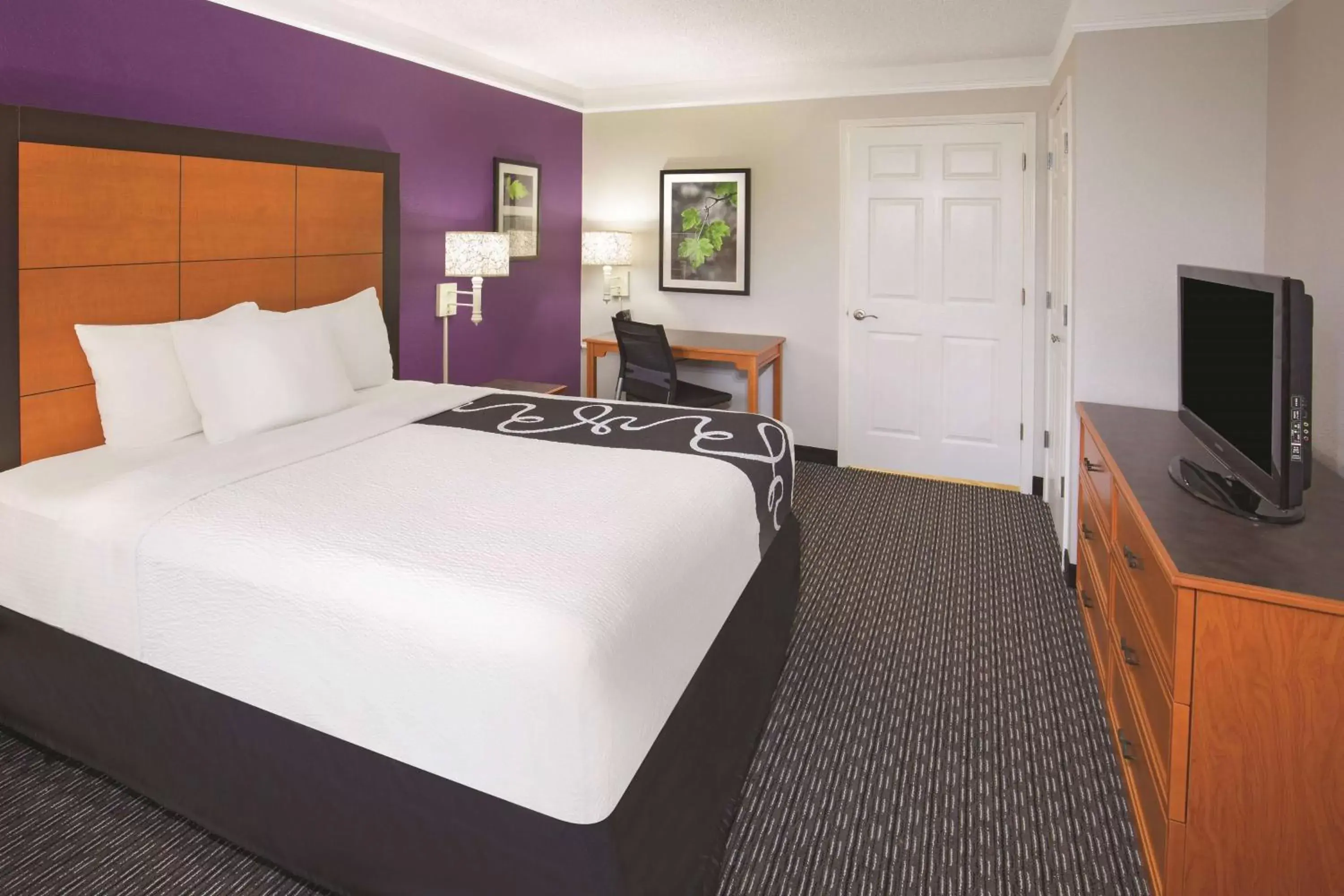 Photo of the whole room, Bed in Howard Johnson by Wyndham Sacramento Downtown