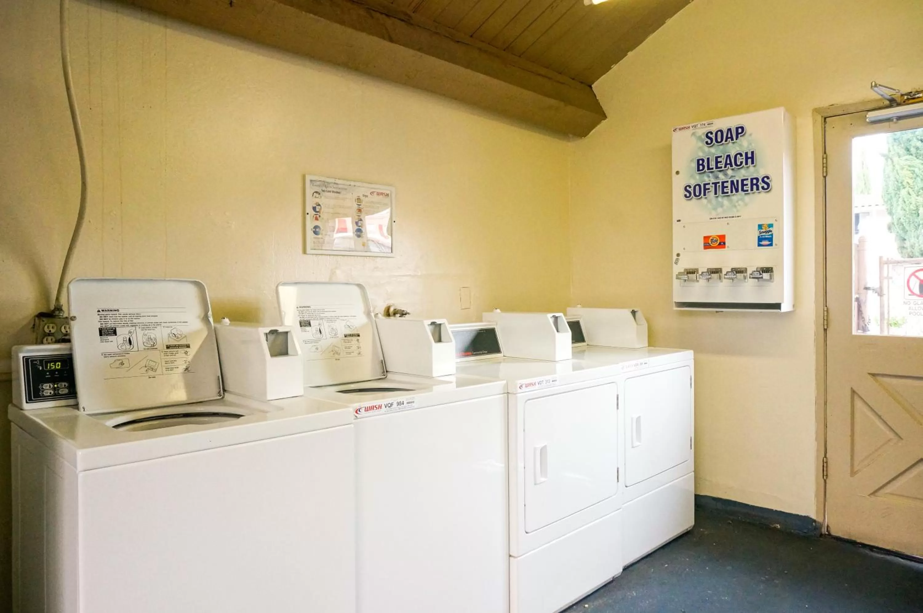 On-site shops, Kitchen/Kitchenette in EZ 8 Motel San Jose I