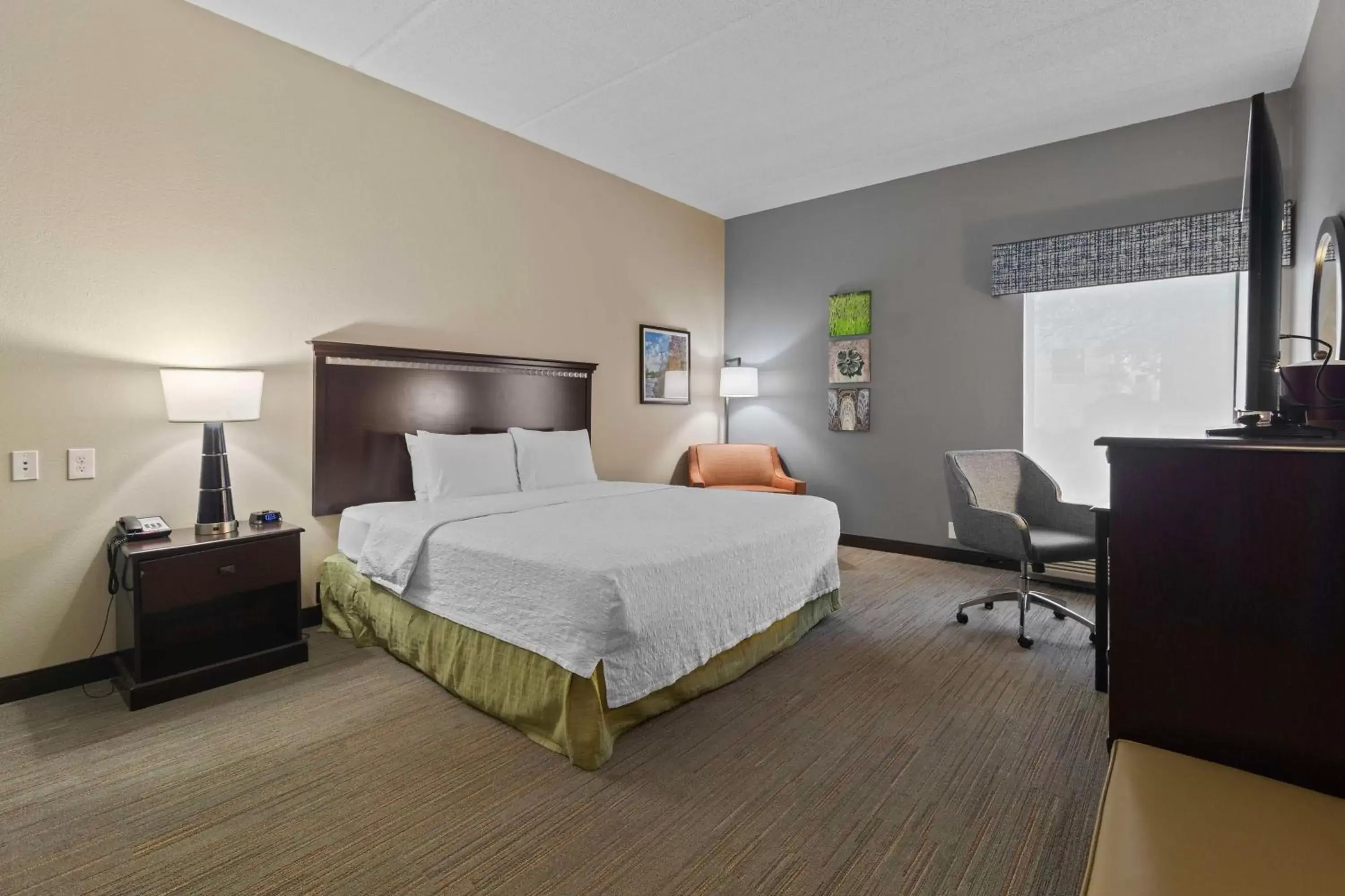 Bed in Hampton Inn Atlanta-Woodstock