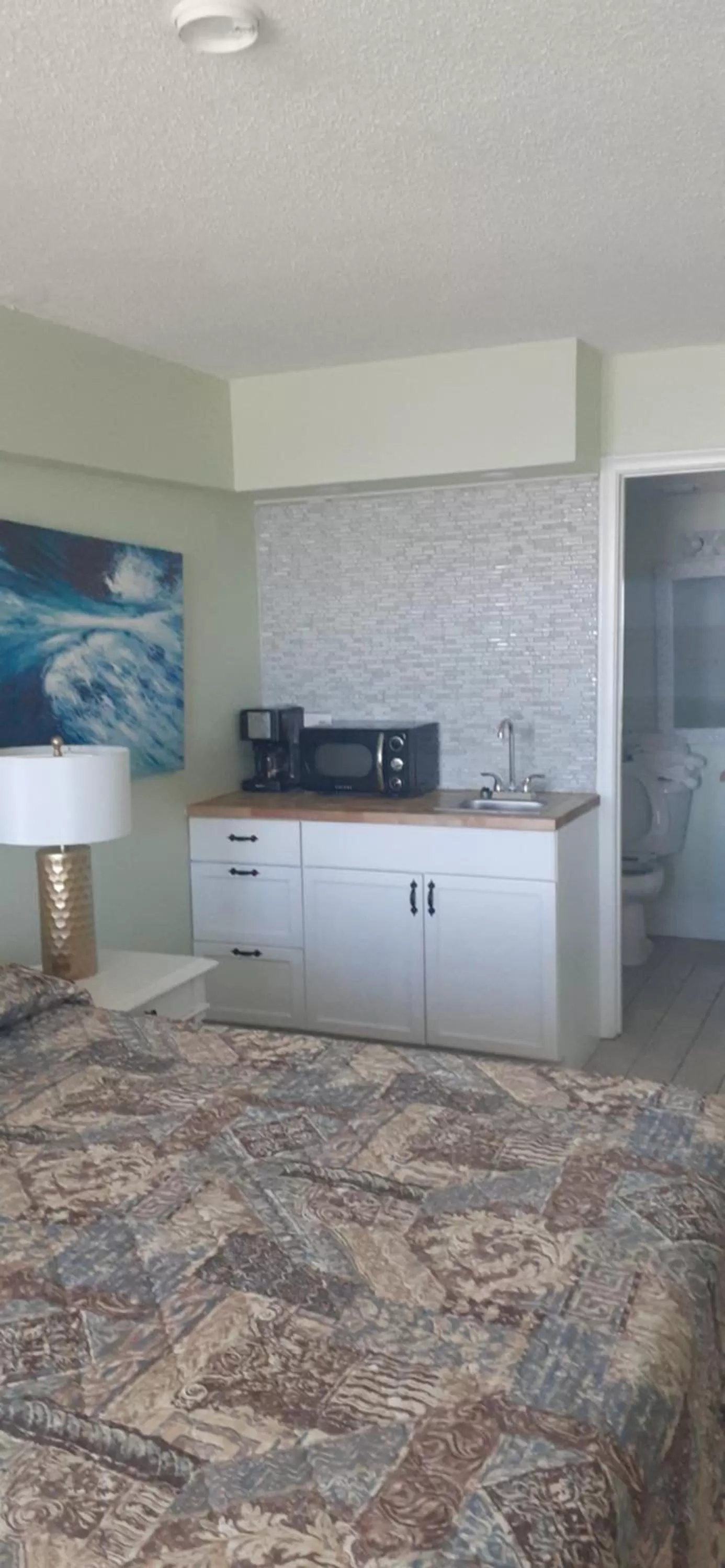 Kitchen/Kitchenette in Daytona Beach Hawaiian Inn