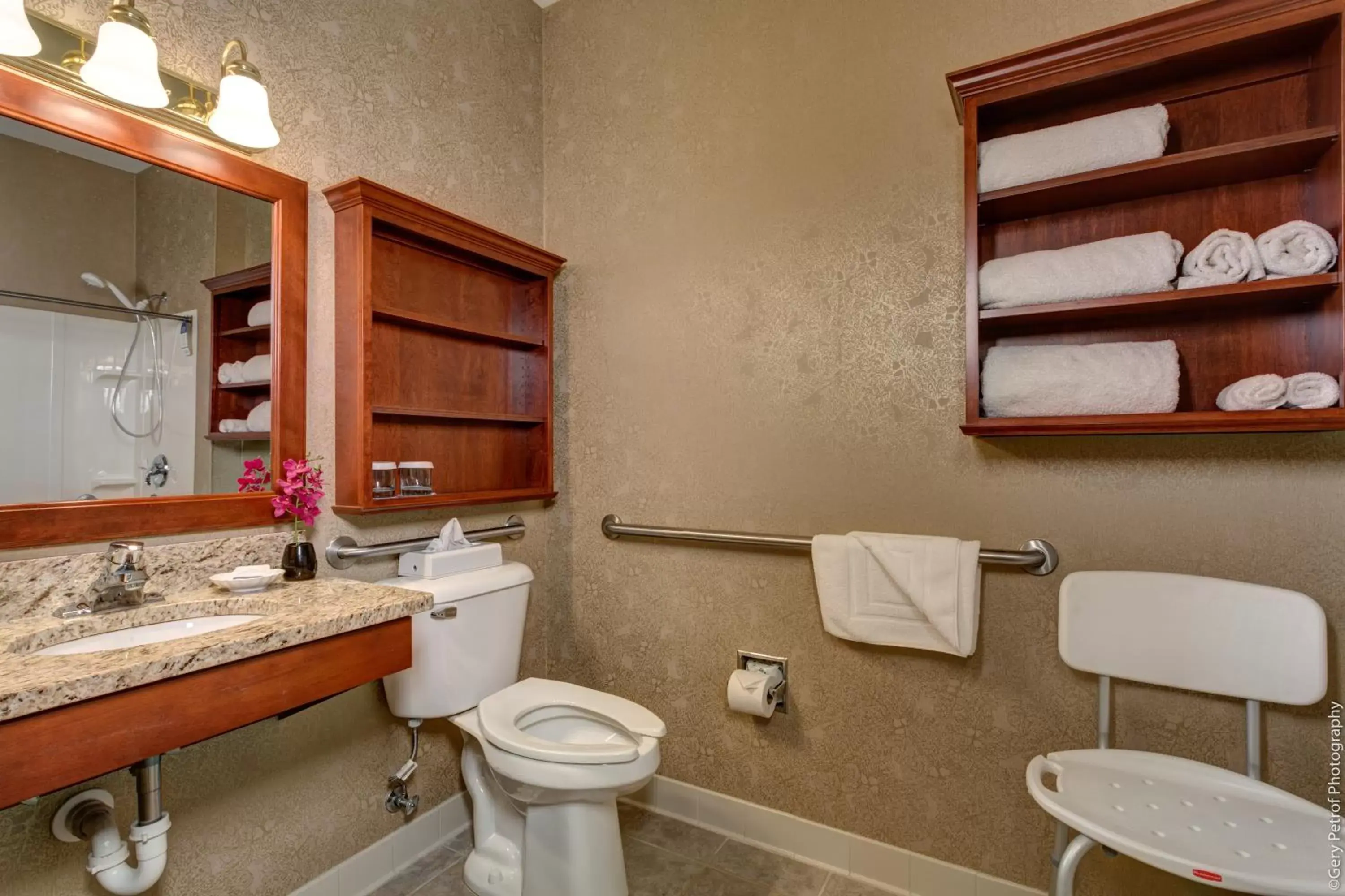 Bathroom in Best Western Plus Mentor-Cleveland Northeast