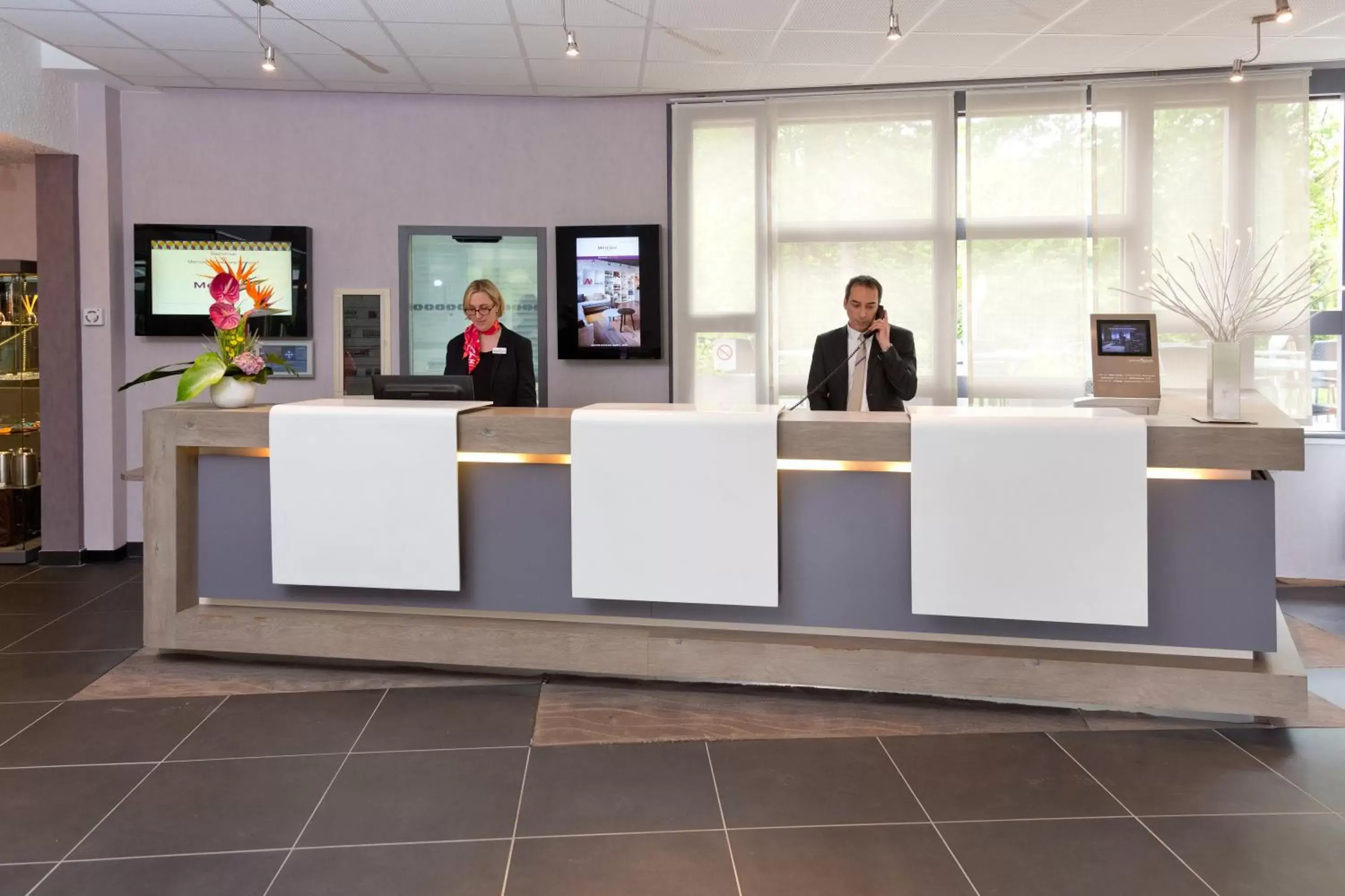 Lobby or reception, Staff in Mercure Strasbourg Aéroport