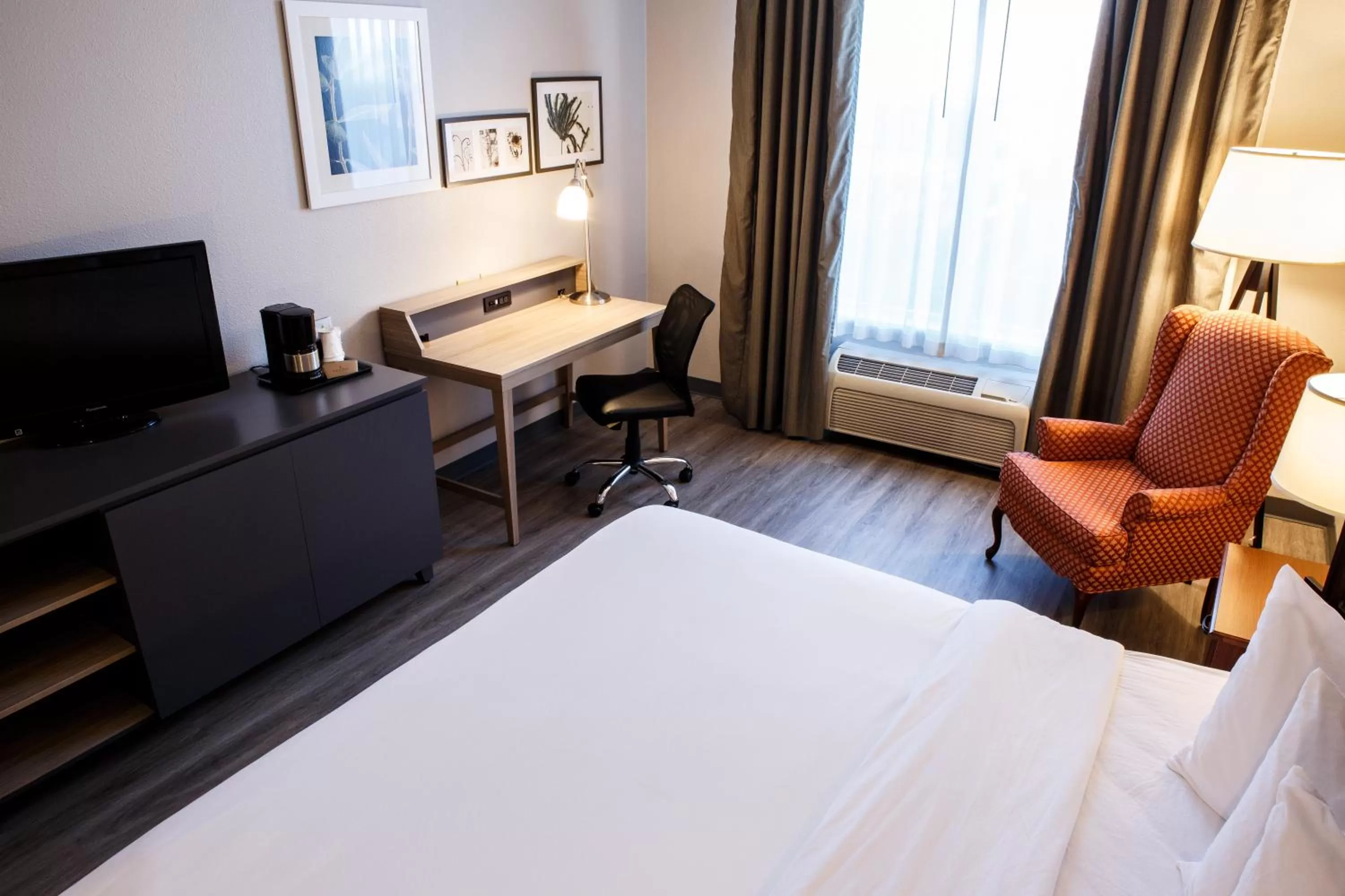 TV and multimedia, Bed in Country Inn & Suites by Radisson, Harrisburg West Mechanicsburg