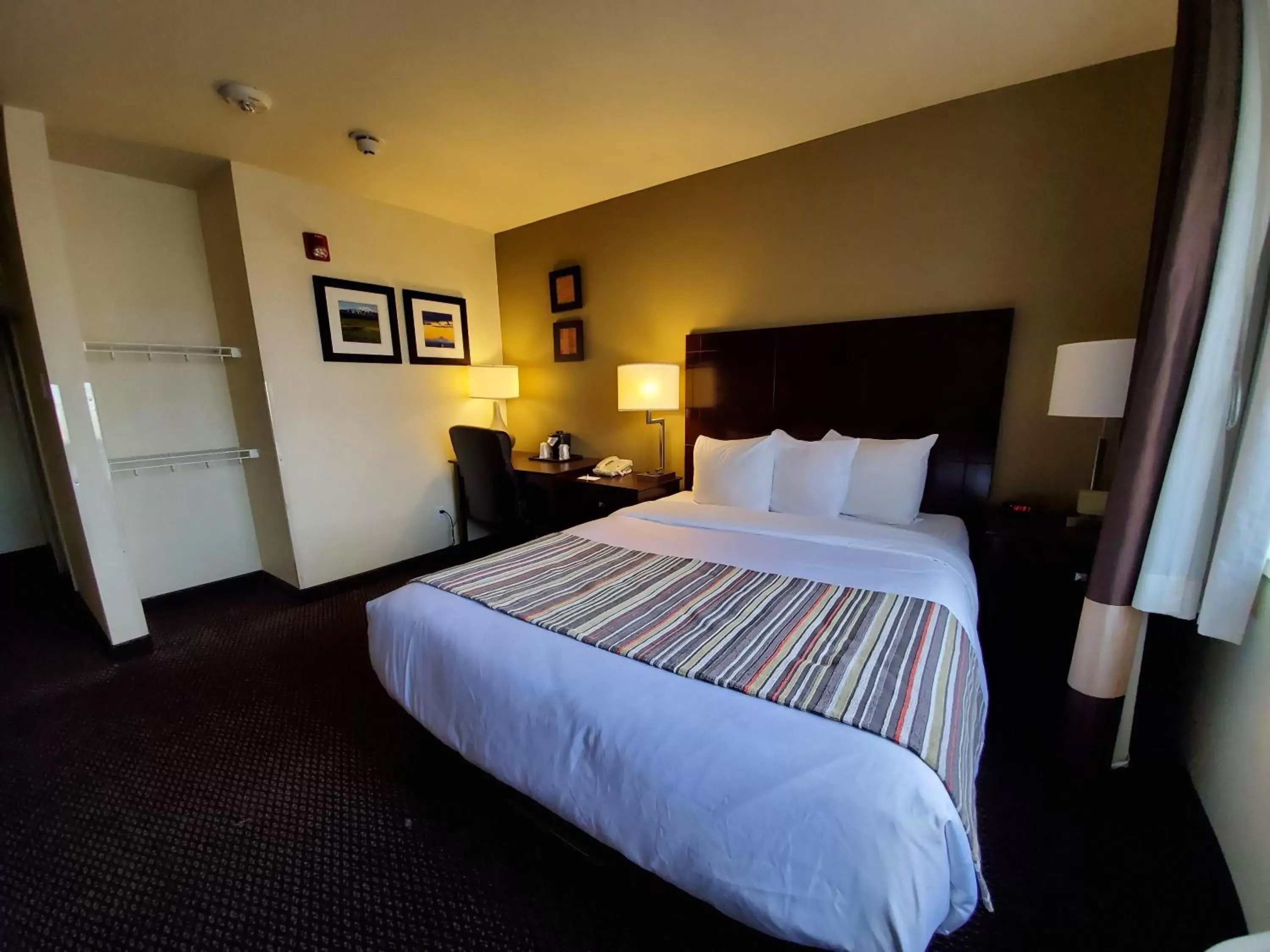 Bedroom, Bed in Country Inn & Suites by Radisson, Bend, OR