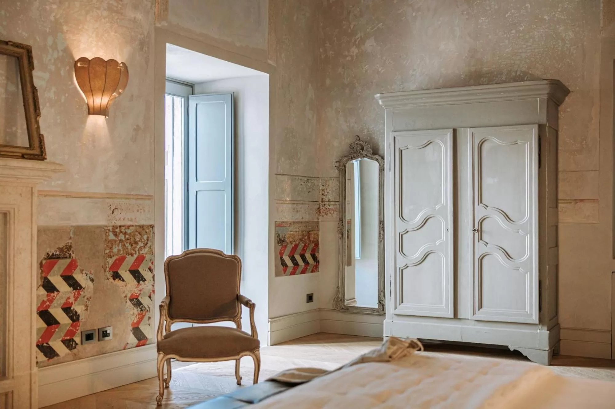 wardrobe, Bed in Paragon 700 Boutique Hotel & SPA