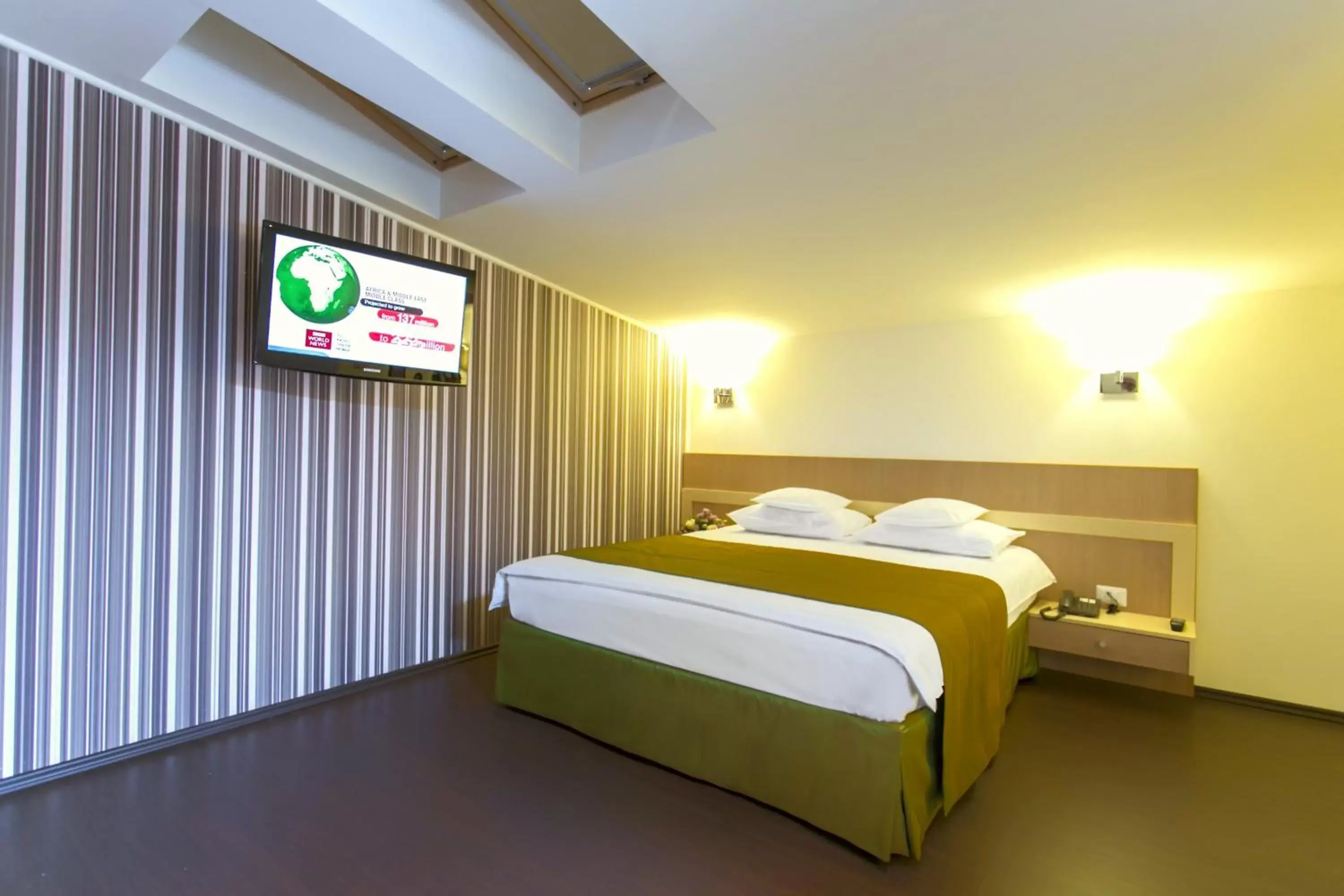 TV and multimedia, Bed in Hotel Trianon