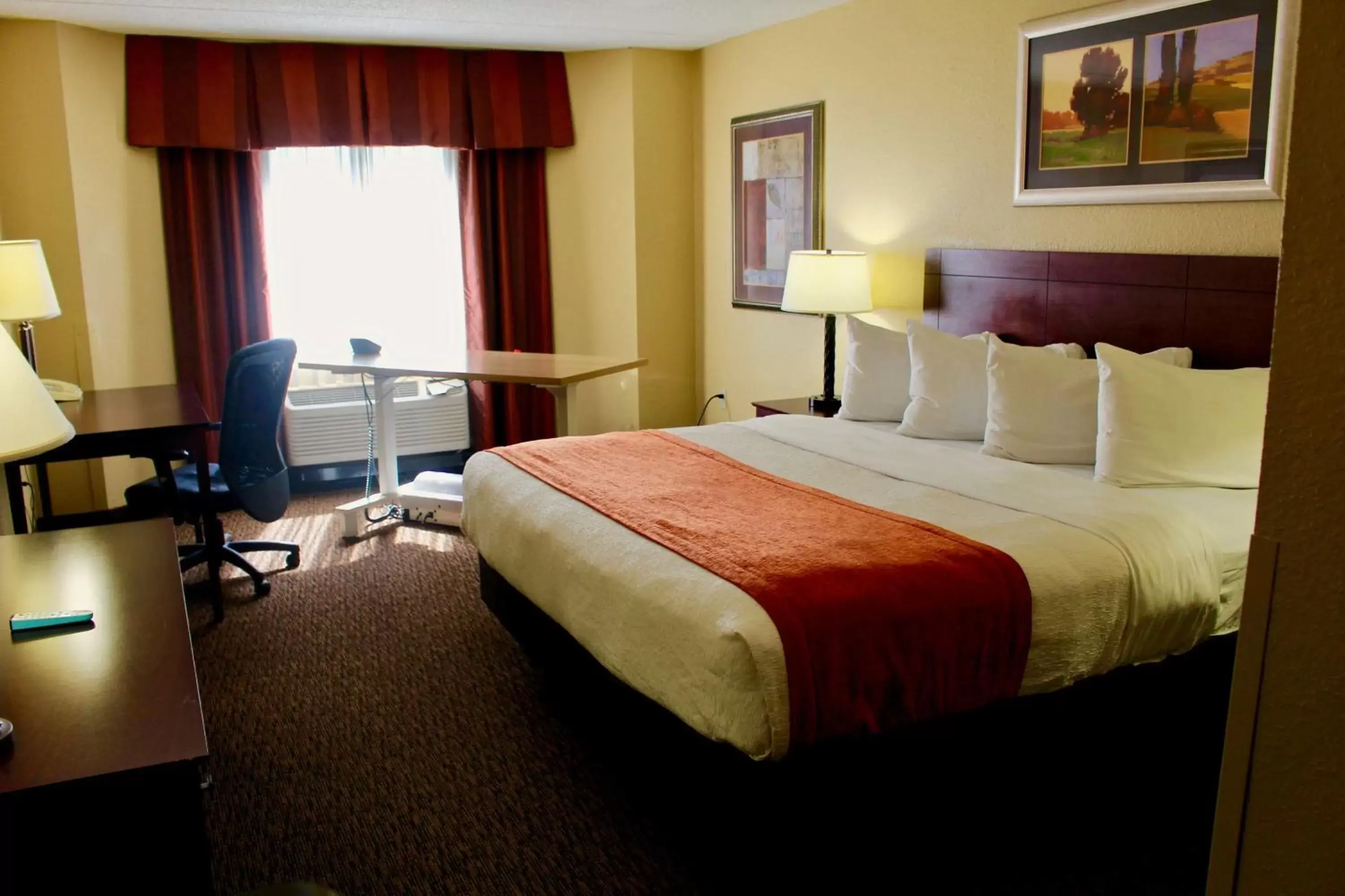 Photo of the whole room, Bed in Best Western Plus Dakota Ridge