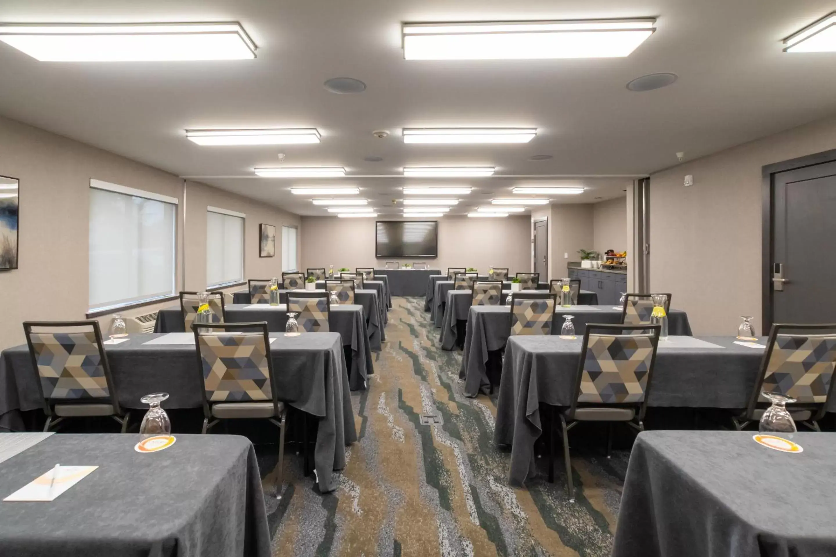 Meeting/conference room, Restaurant/Places to Eat in Oxford Suites Portland - Jantzen Beach