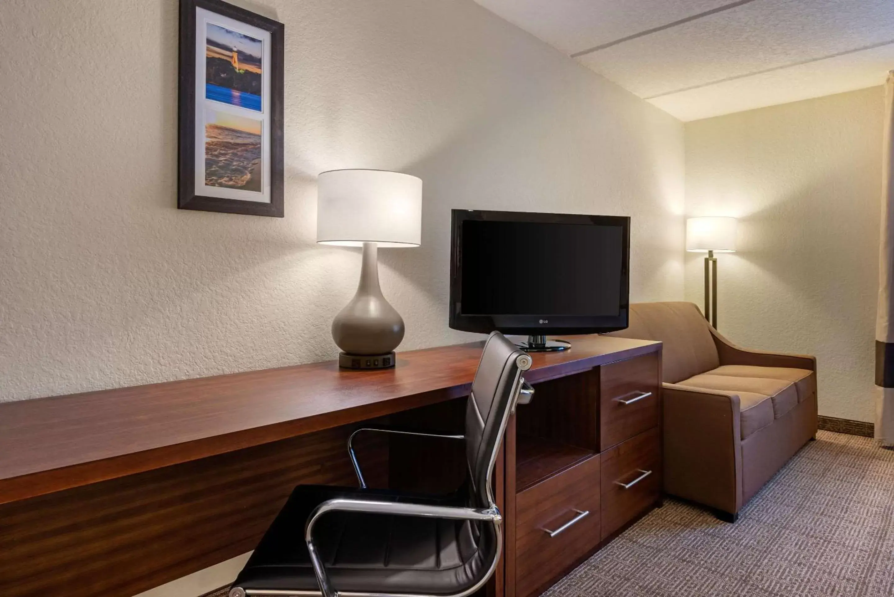 Photo of the whole room, TV/Entertainment Center in Comfort Inn Kissimmee-Lake Buena Vista South