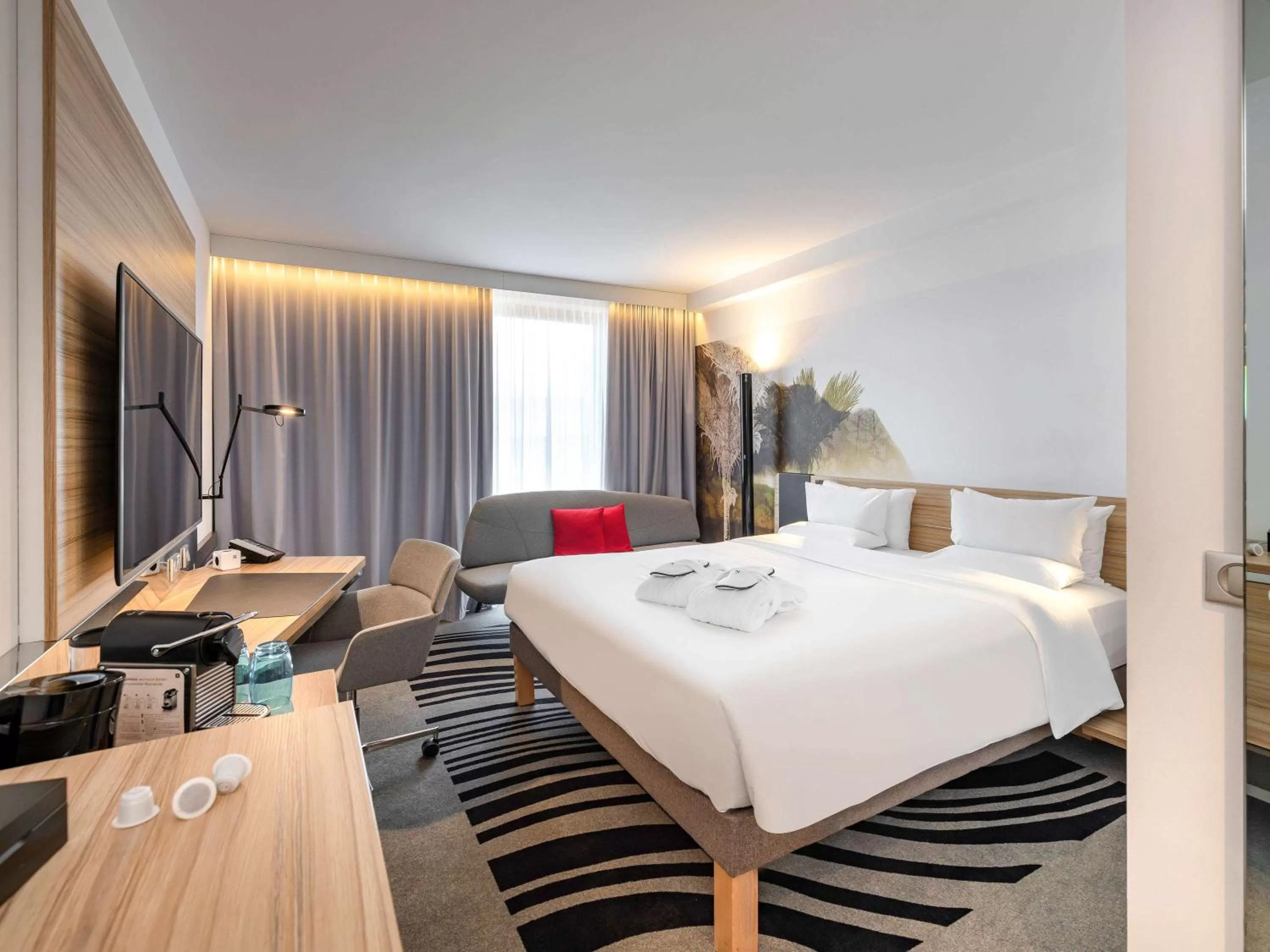 Photo of the whole room, Bed in Novotel Wien Hauptbahnhof
