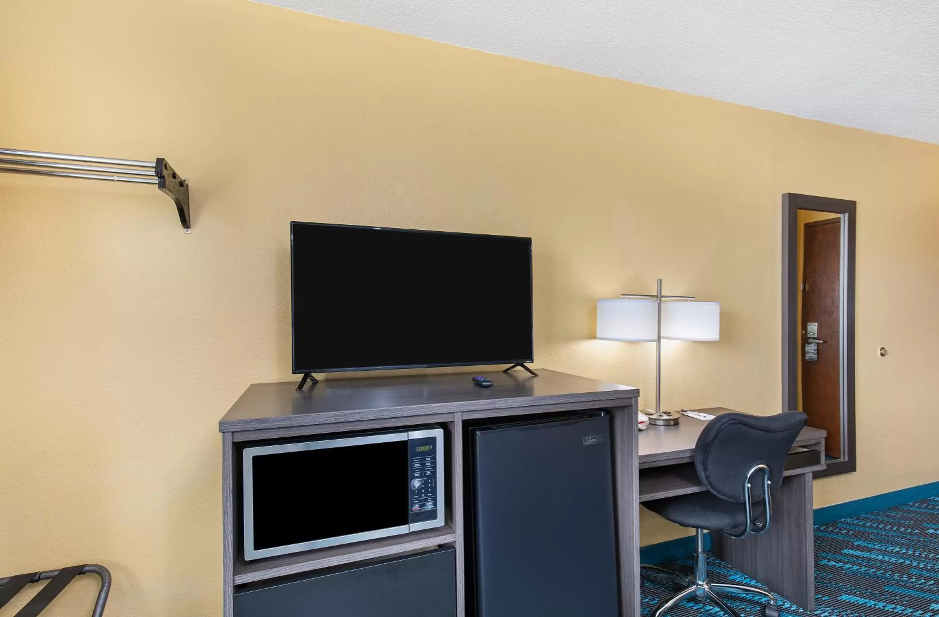 TV/Entertainment Center in Super 8 by Wyndham Somerset