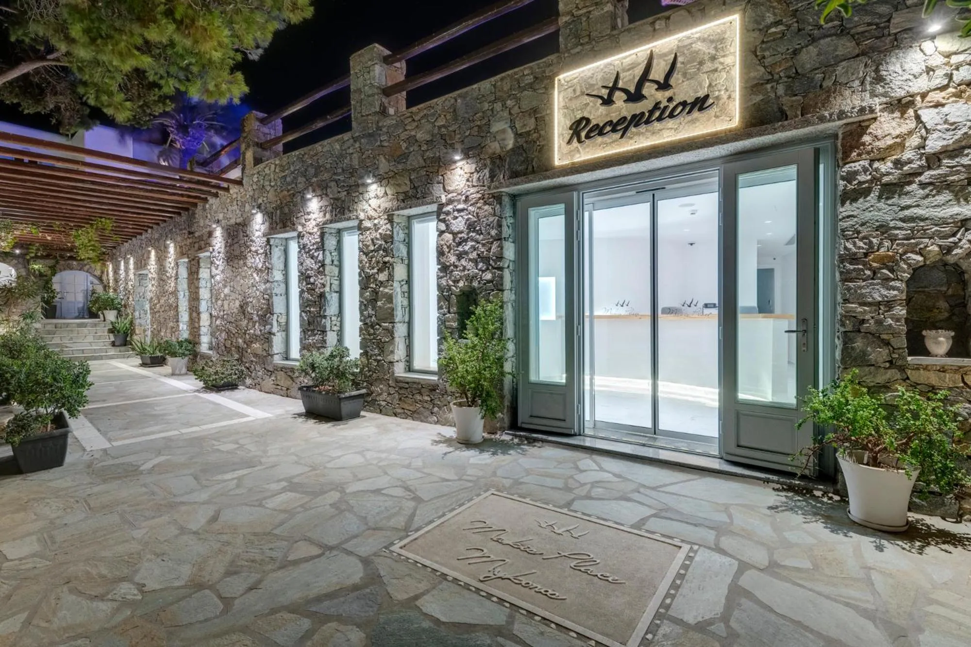 Facade/entrance in Makis Place