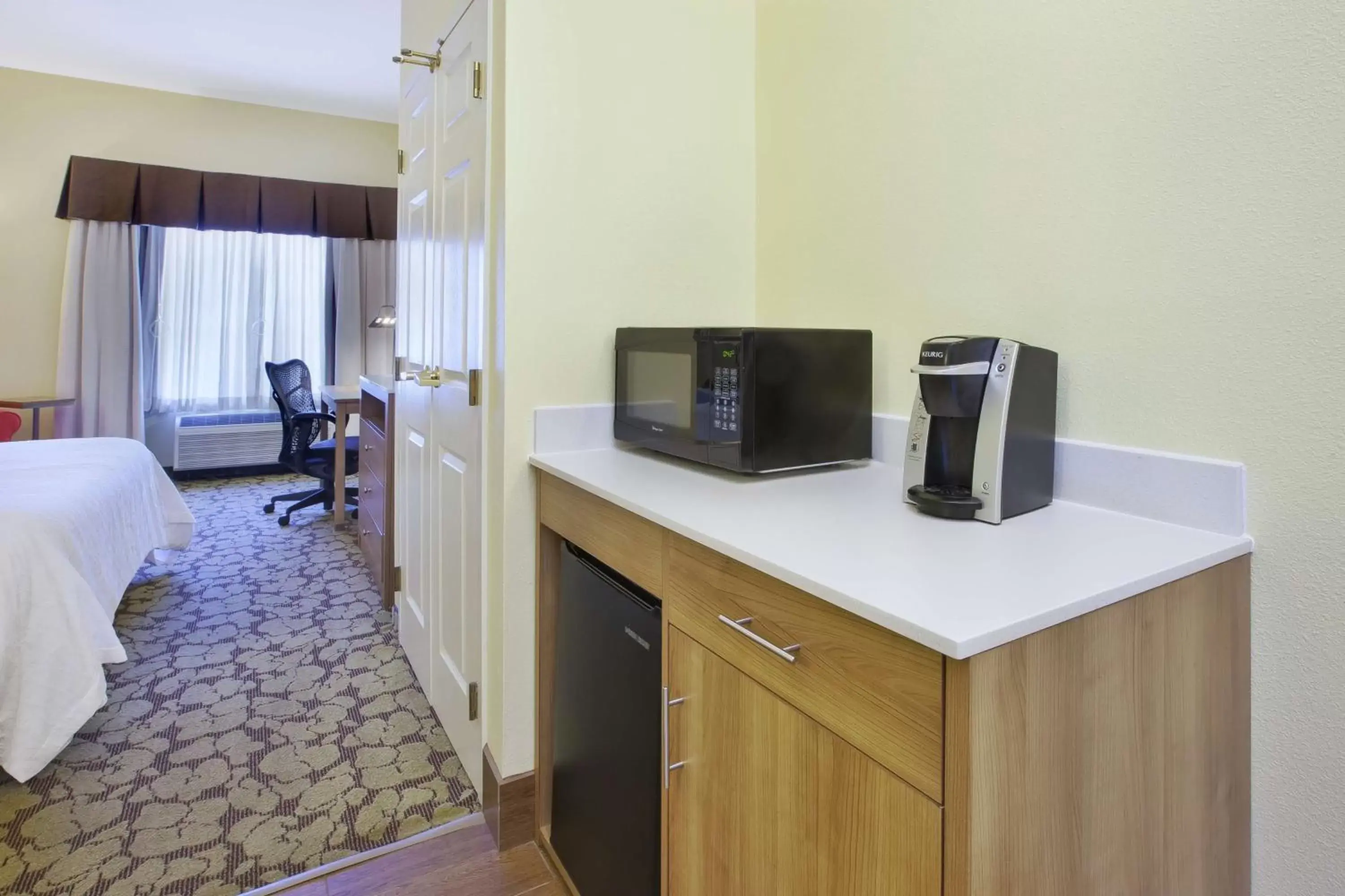 Bedroom, TV/Entertainment Center in Hilton Garden Inn Wichita