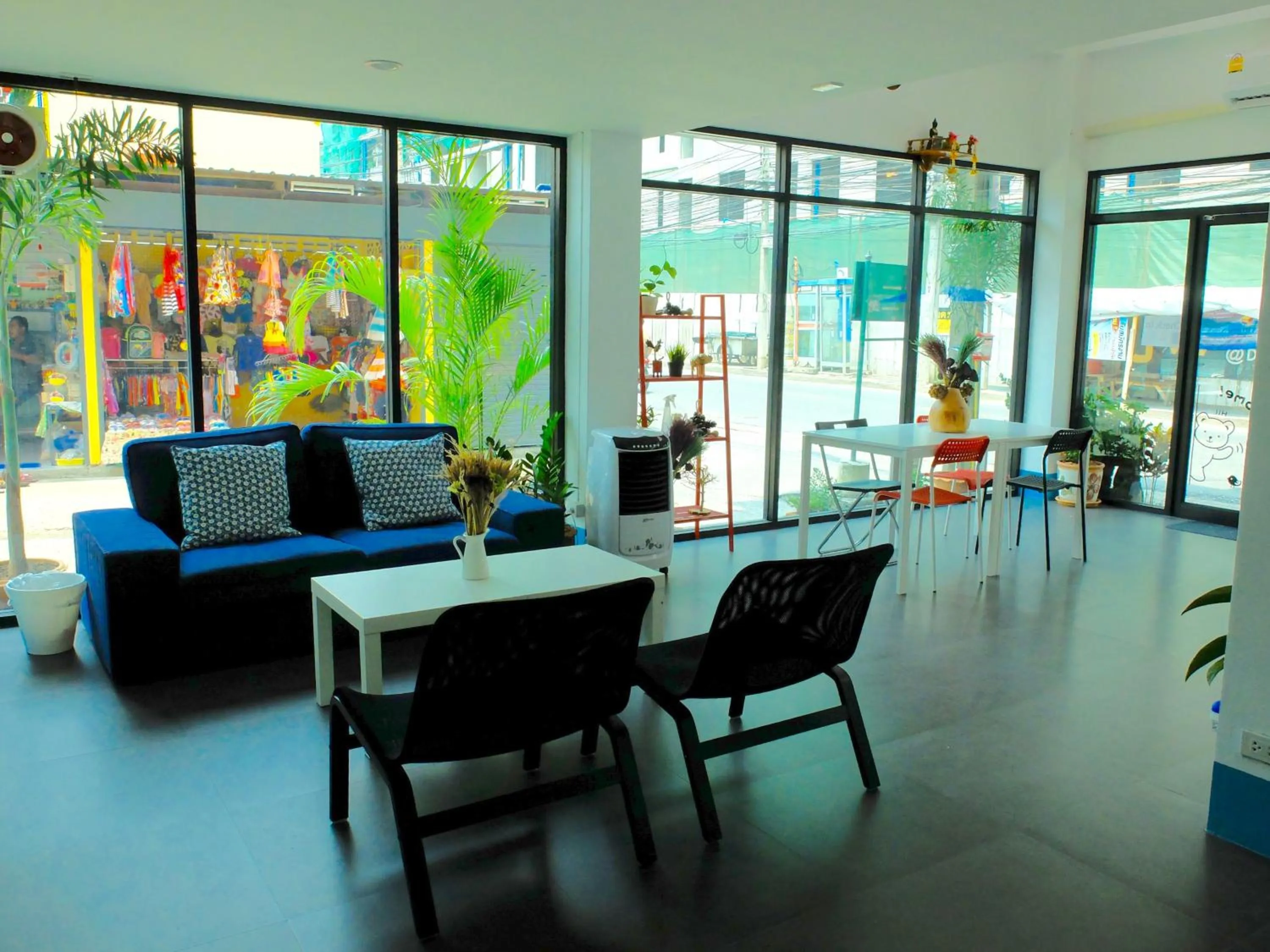 Communal lounge/ TV room in We Inn