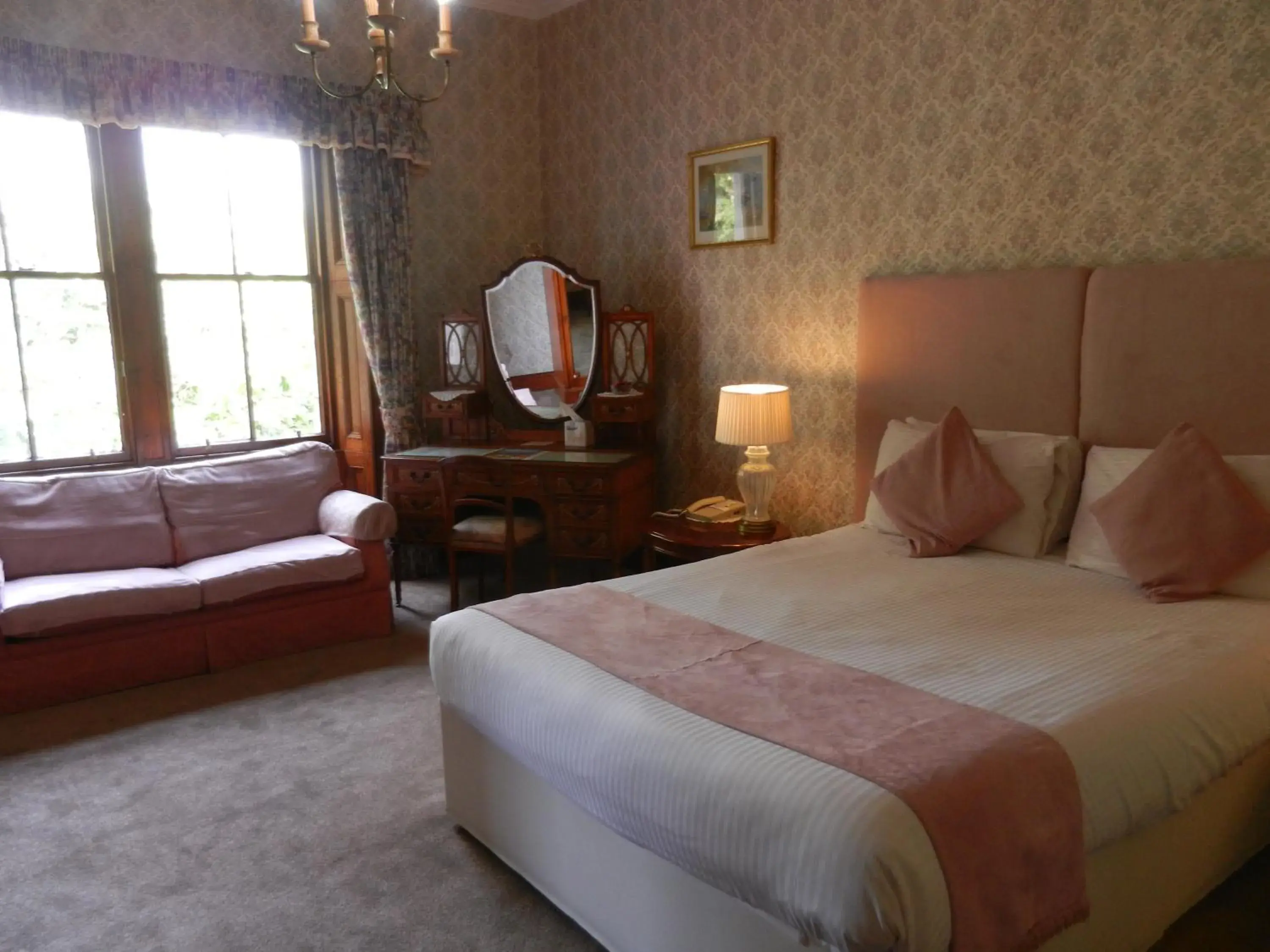 Bed in Mansfield Castle Hotel