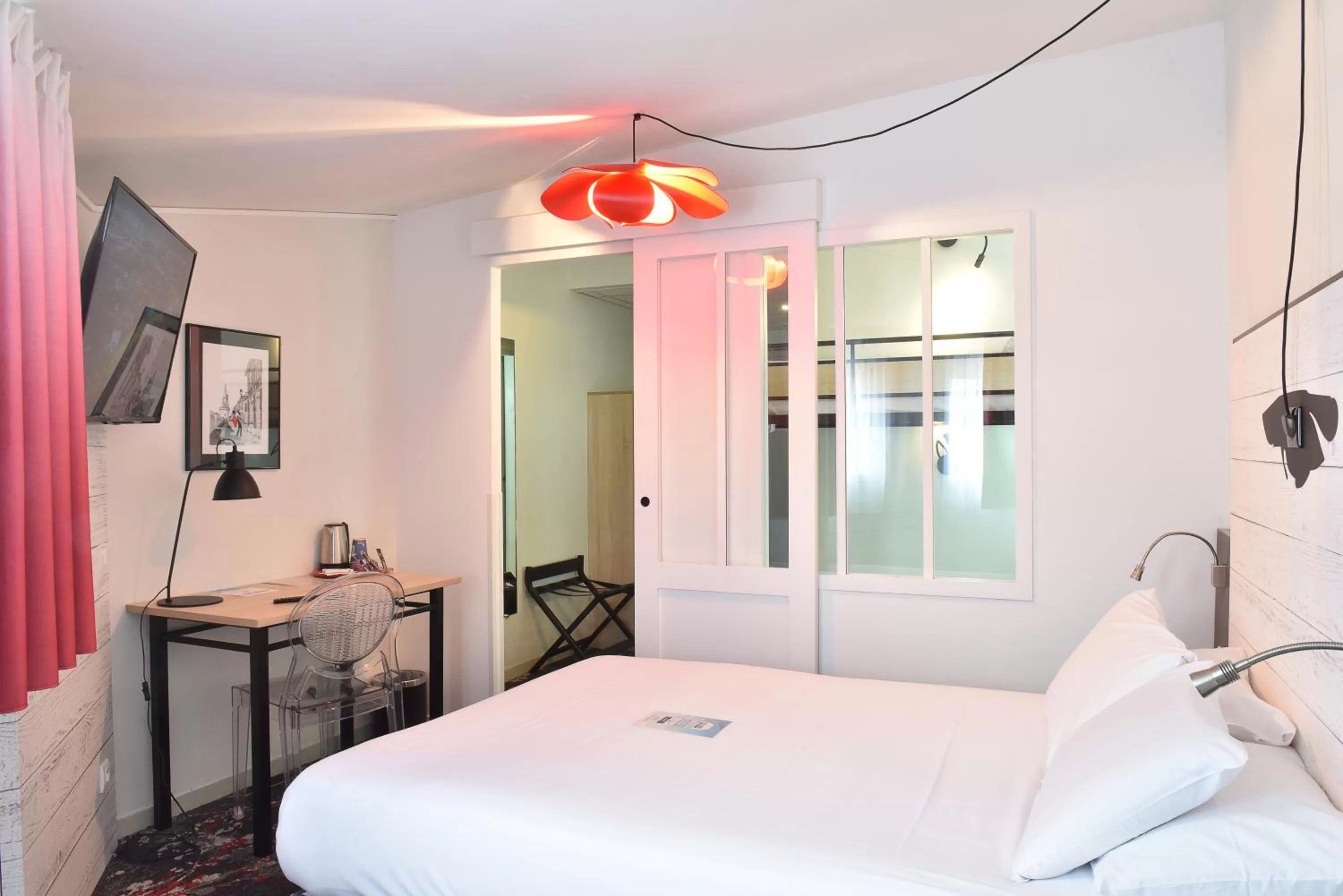 Bedroom, Bed in Hôtel Kyriad La Rochelle Centre Ville