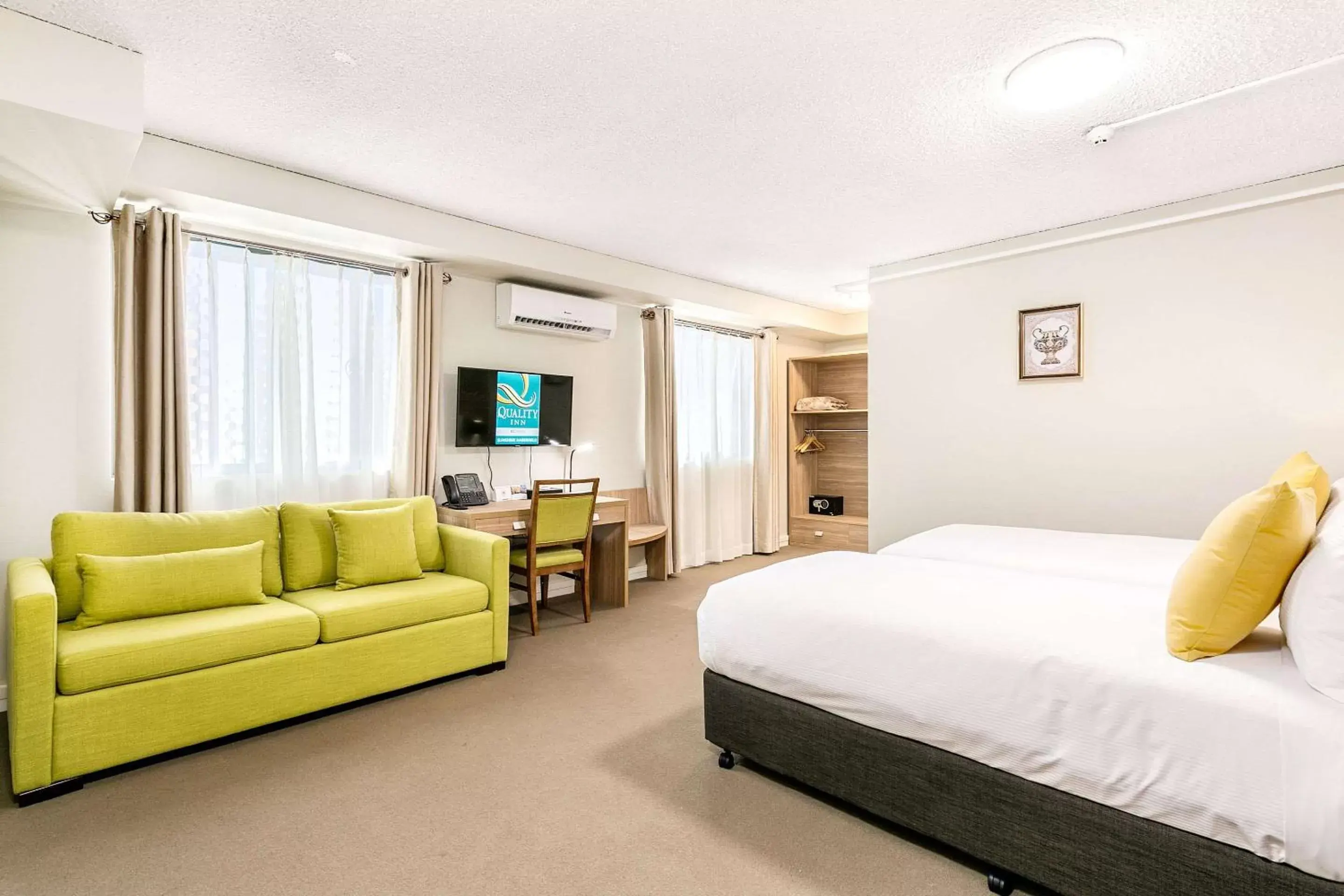 Queen Room with Sofa-Bed - Non-Smoking in Quality Inn Sunshine Haberfield