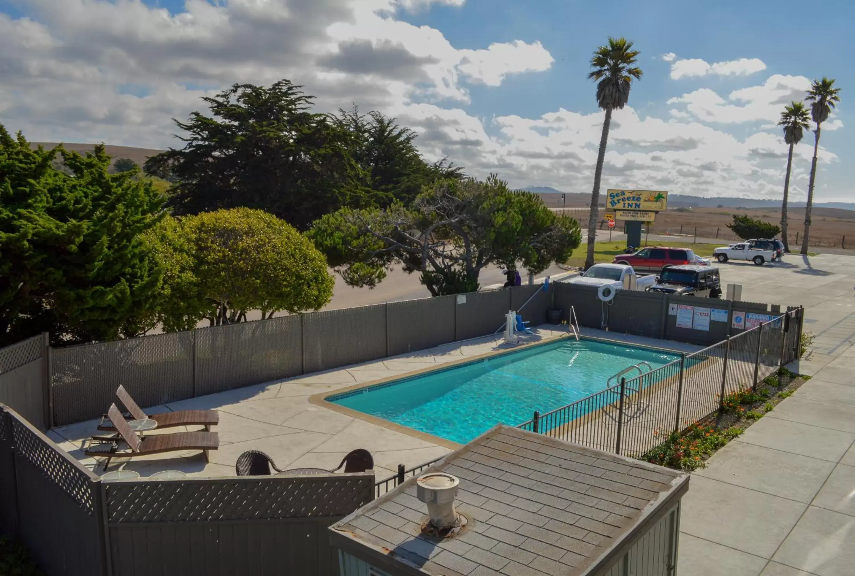 Swimming Pool in Sea Breeze Inn - San Simeon