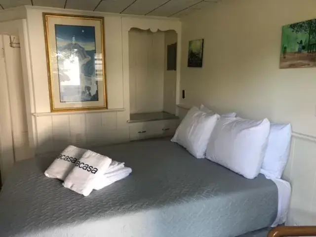 Bed in Herring Run Motel and Tiny Cabins