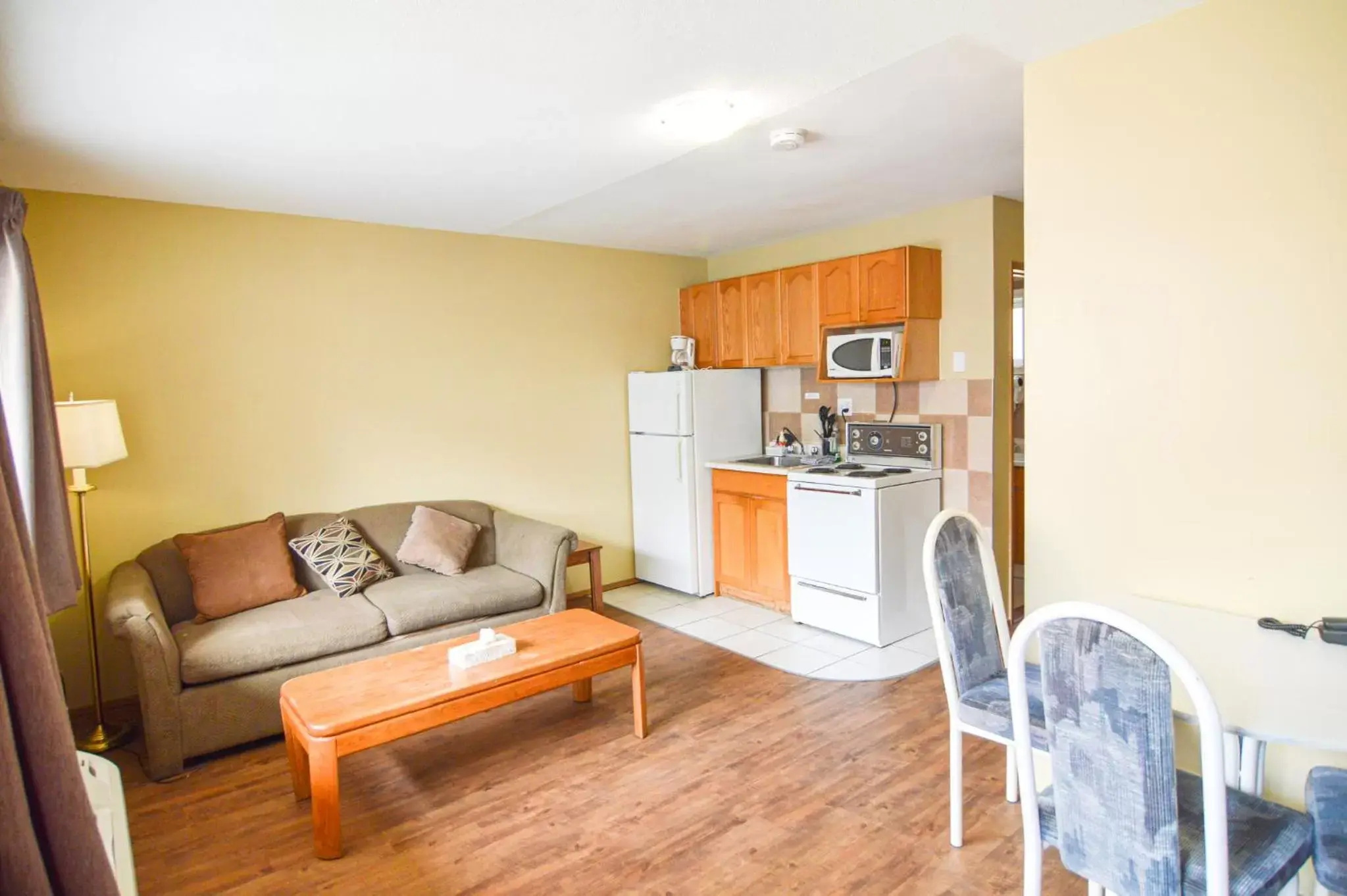 Living room, Dining Area in Shoreline Resort Condominiums