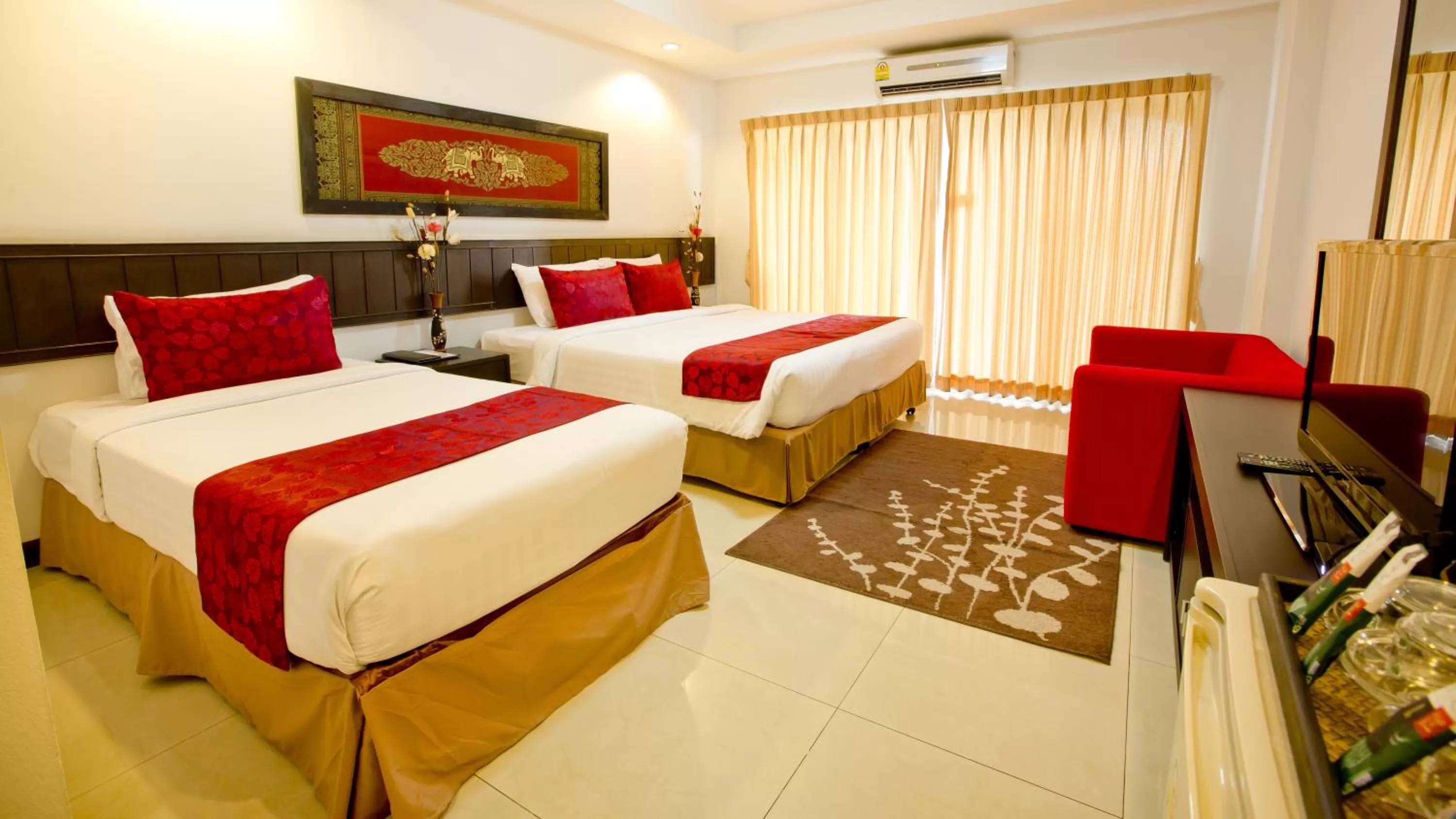 Bed in Sinsuvarn Airport Suite Hotel